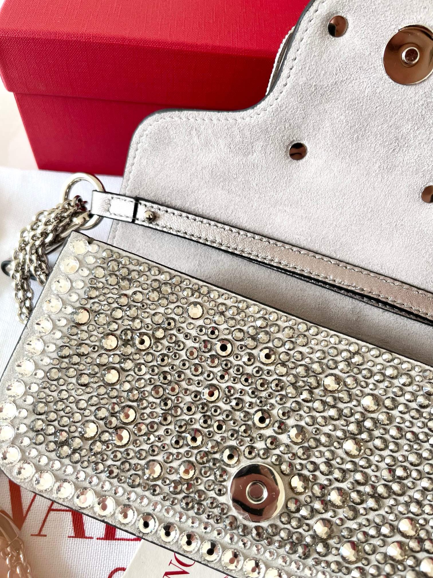 Сумка женская в стиле Valentino Loco со стразами серебристого цвета