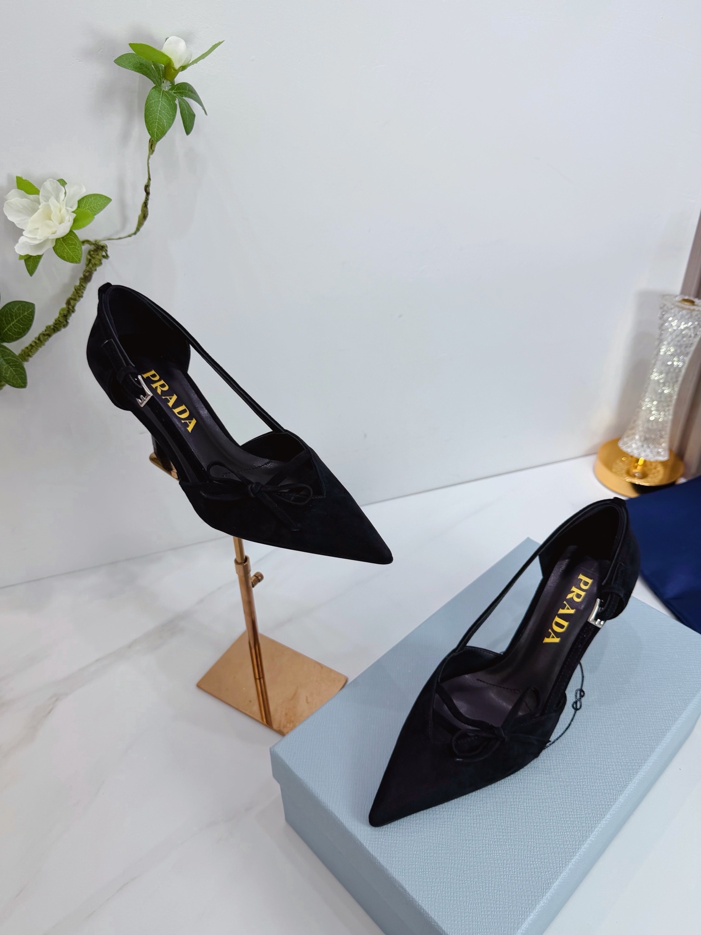 Туфли женские Prada из натуральной замши чёрного цвета