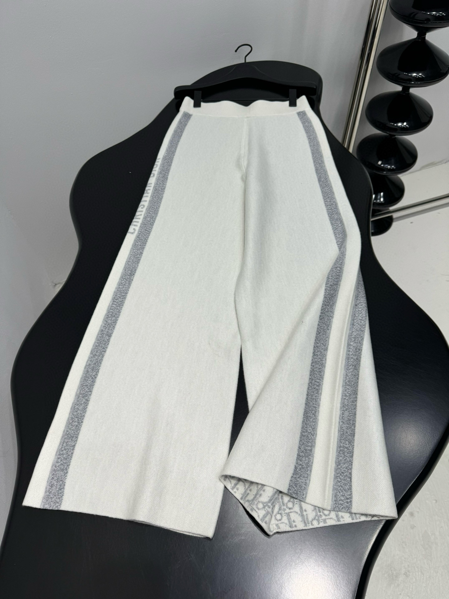 Брюки женские в стиле Dior из шерстяного трикотажа молочного цвета с жаккардовым узором