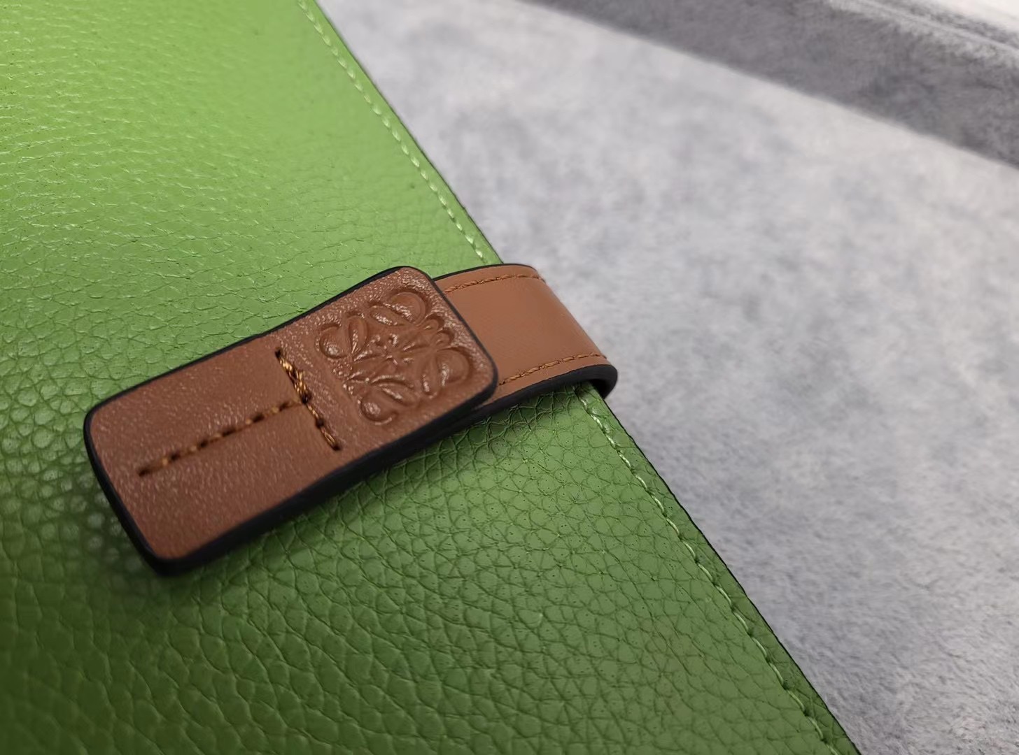 Кошелёк женский в стиле Loewe L1101 зелёного цвета