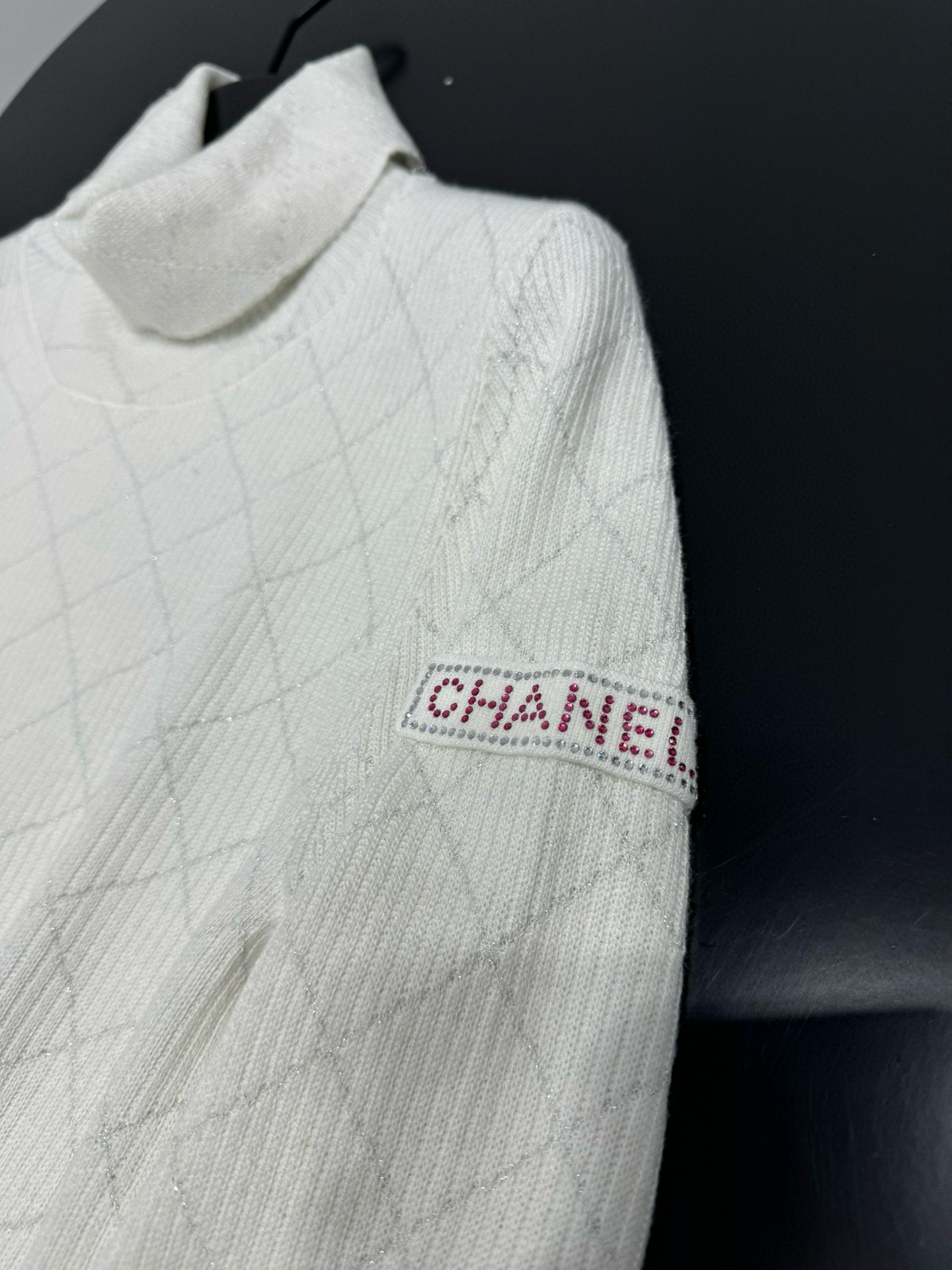 Свитер женский в стиле Chanel из шерстяного трикотажа белого цвета с ромбовым узором и высоким воротником