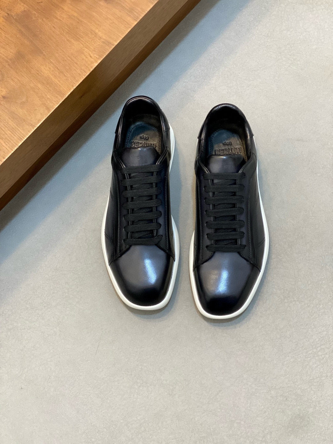 Кроссовки мужские в стиле Berluti чёрного цвета с белой подошвой
