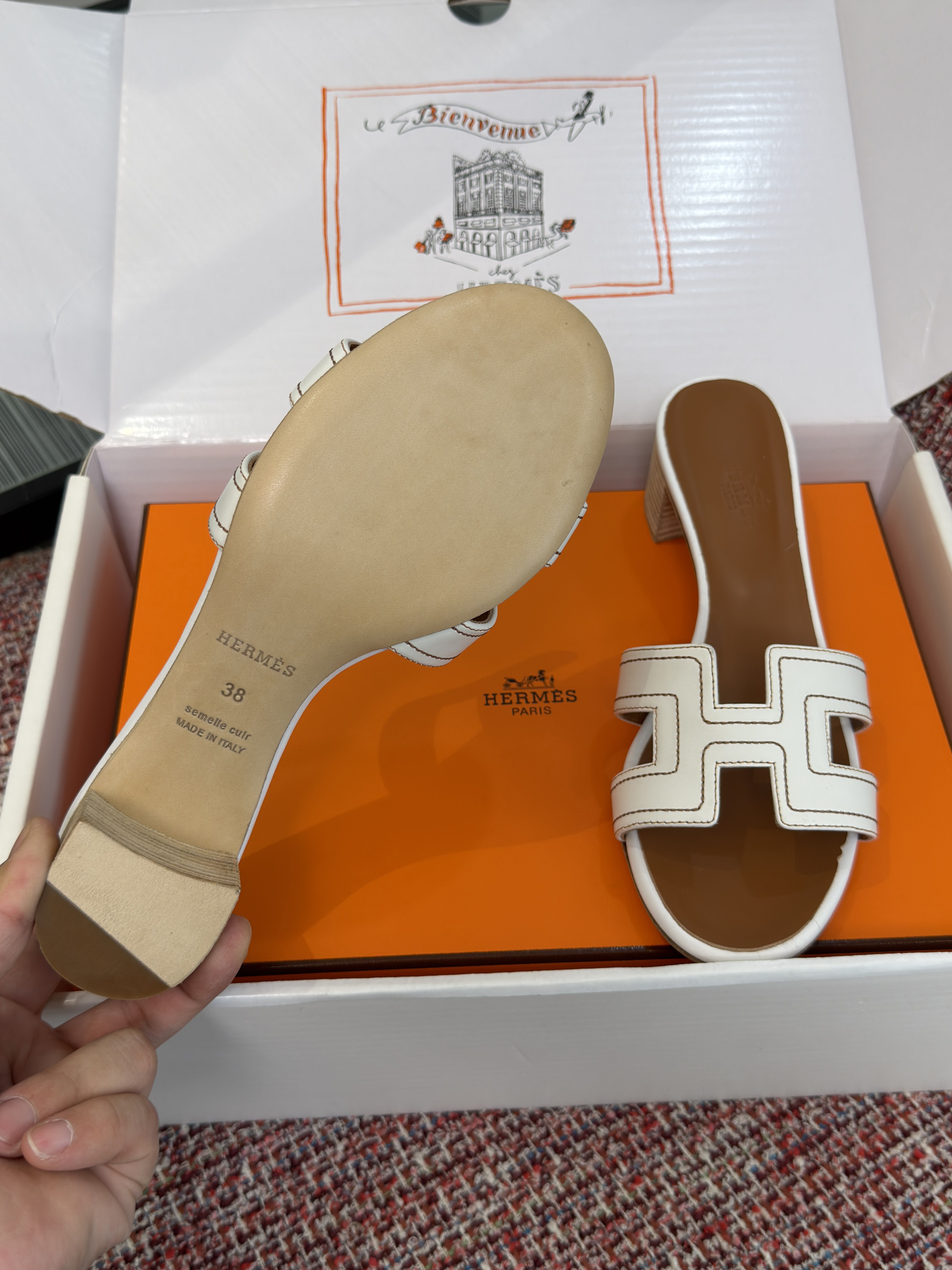 Шлёпанцы женские Hermès Oran коричнево-белого цвета на каблуке