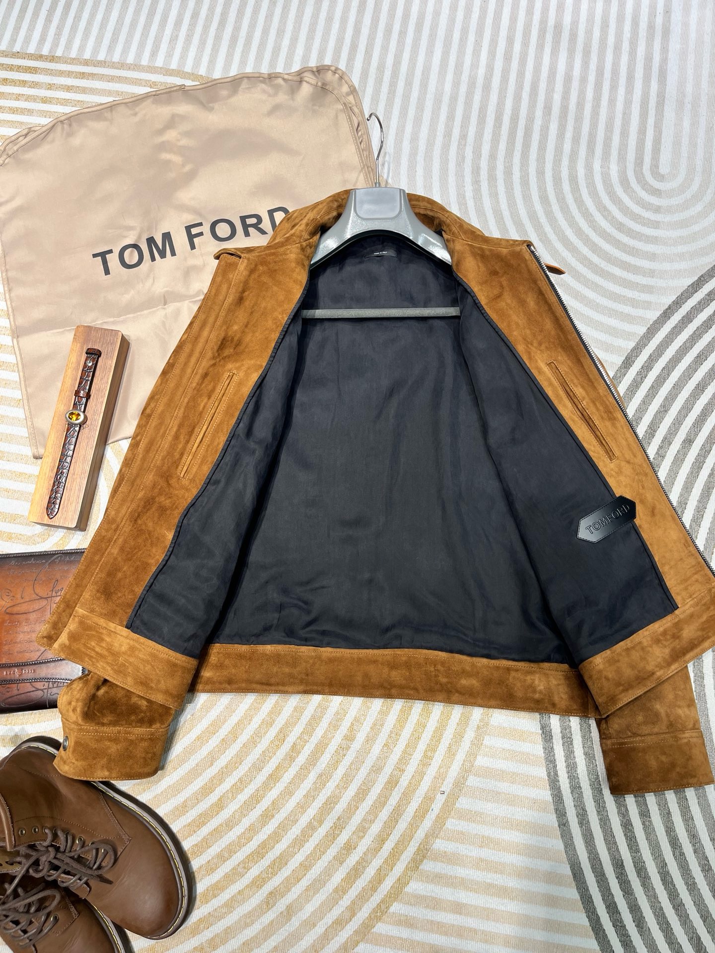 Куртка мужская Tom Ford коньячного цвета с отложным воротником и кожаной отделкой