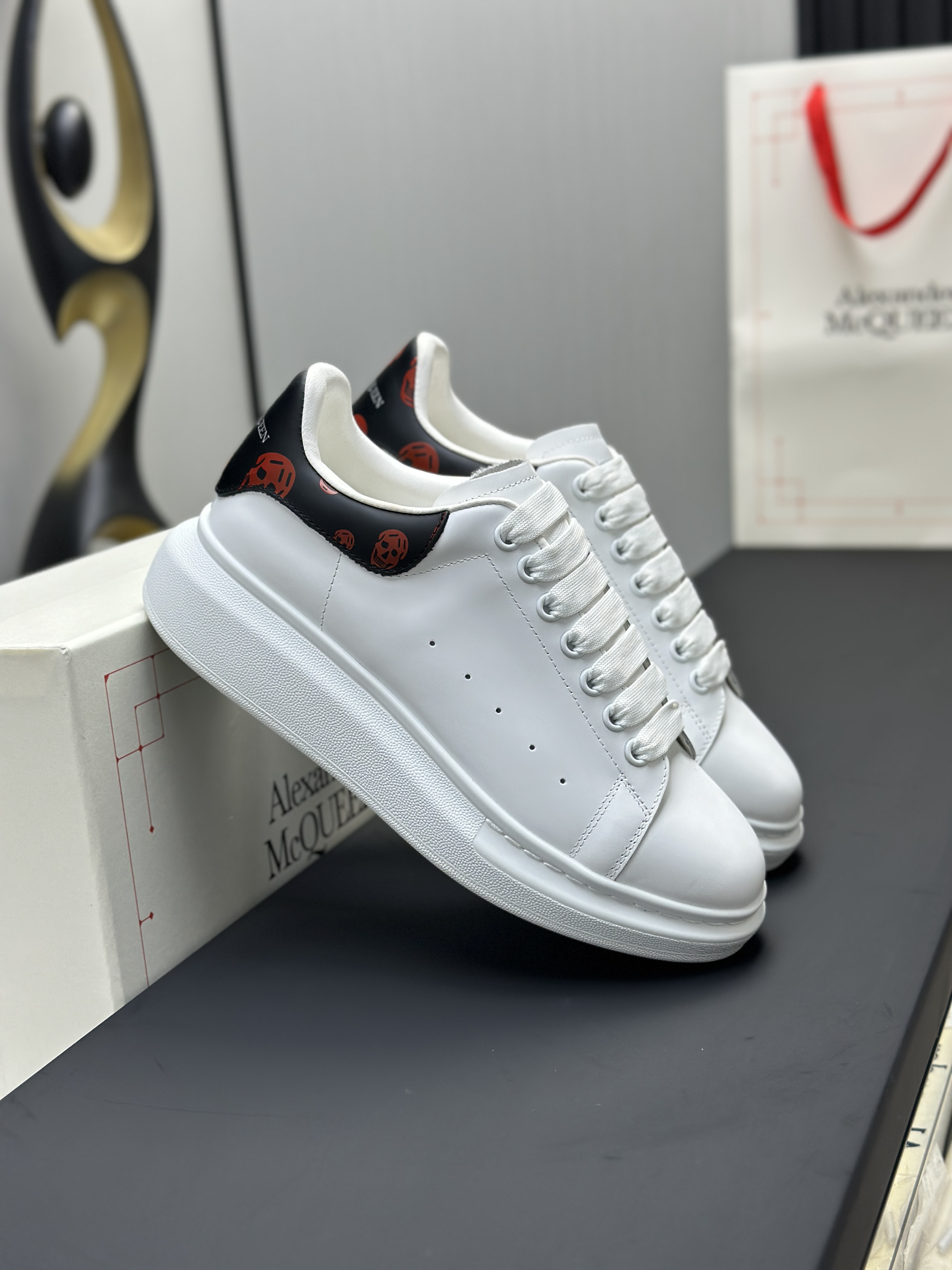 Кроссовки в стиле Alexander McQueen Oversized Sneaker белого цвета с контрастной пяткой