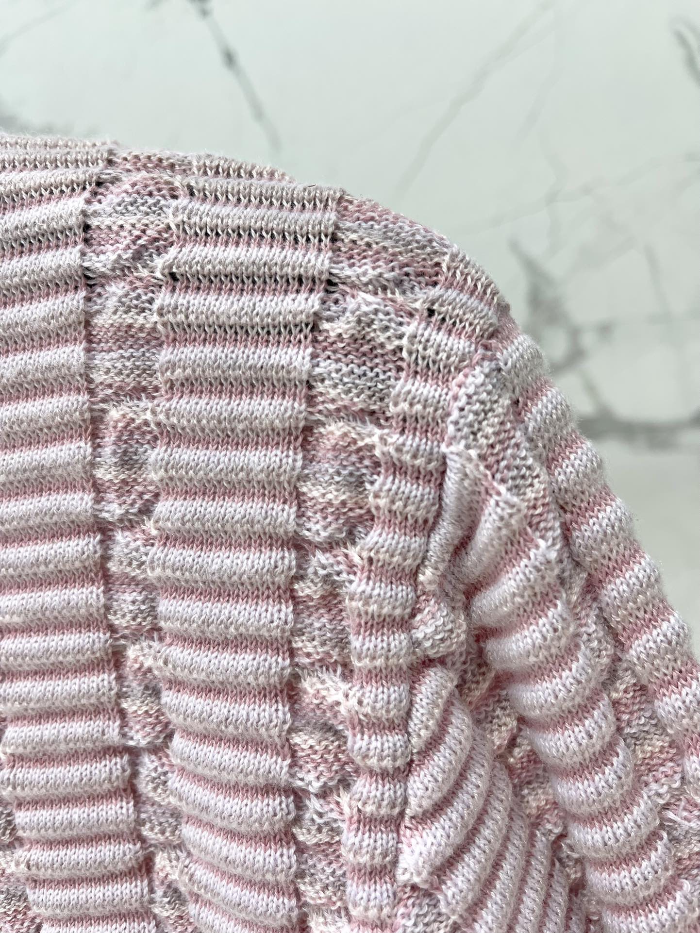 Кардиган женский в стиле Chanel из трикотажа розового цвета с контрастной отделкой