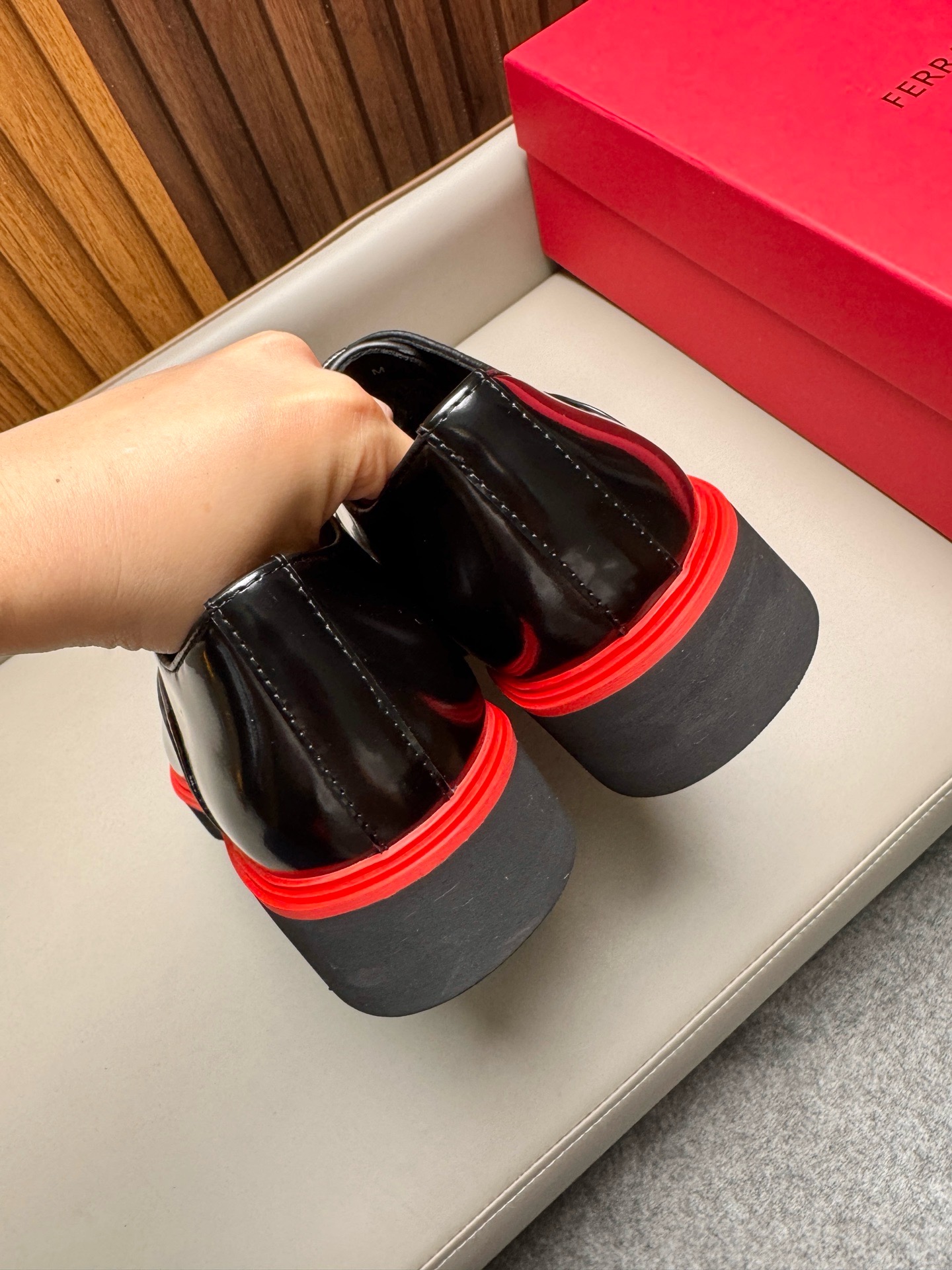 Туфли мужские в стиле Salvatore Ferragamo чёрного цвета с красной окантовкой