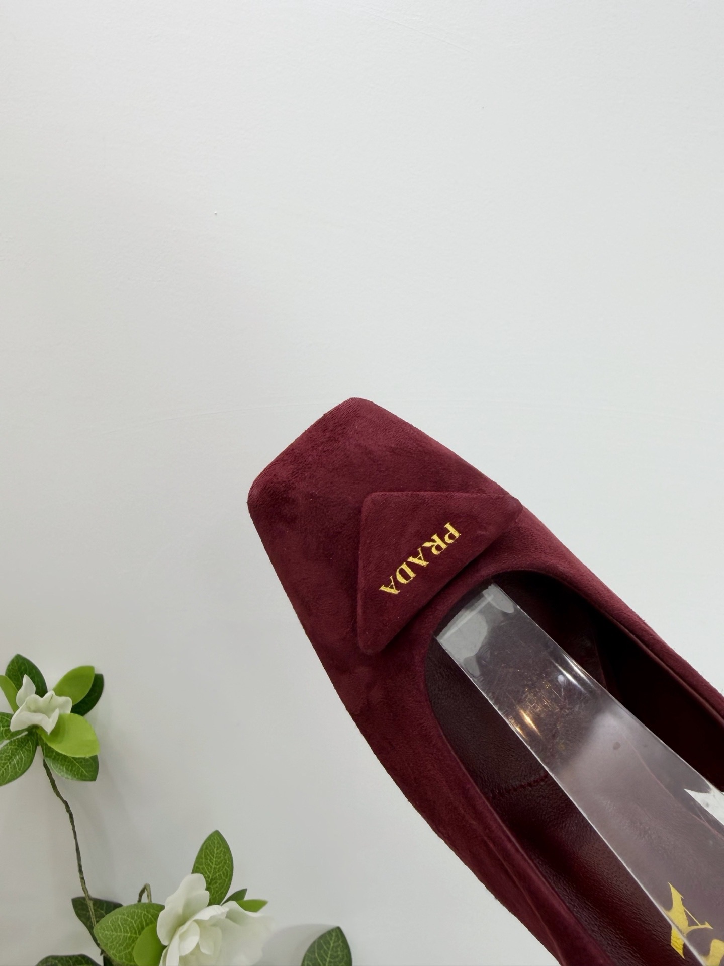 Туфли женские Prada из натуральной замши бордового цвета