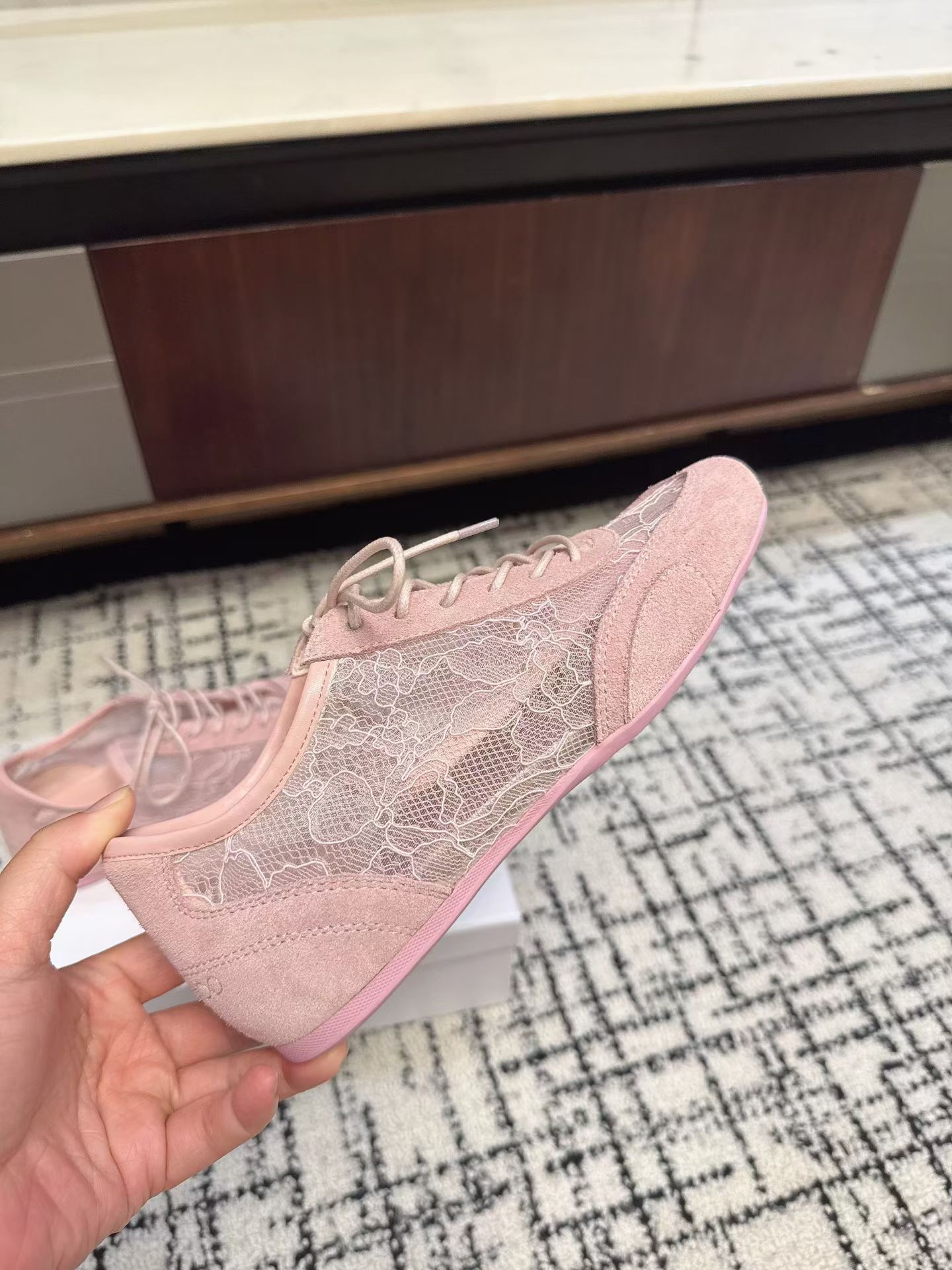 Кроссовки женские в стиле Jimmy Choo розового цвета