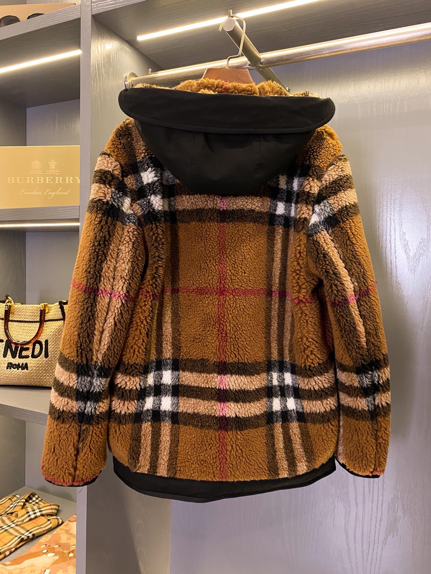 Куртка женская в стиле Burberry чёрно-коричневого цвета