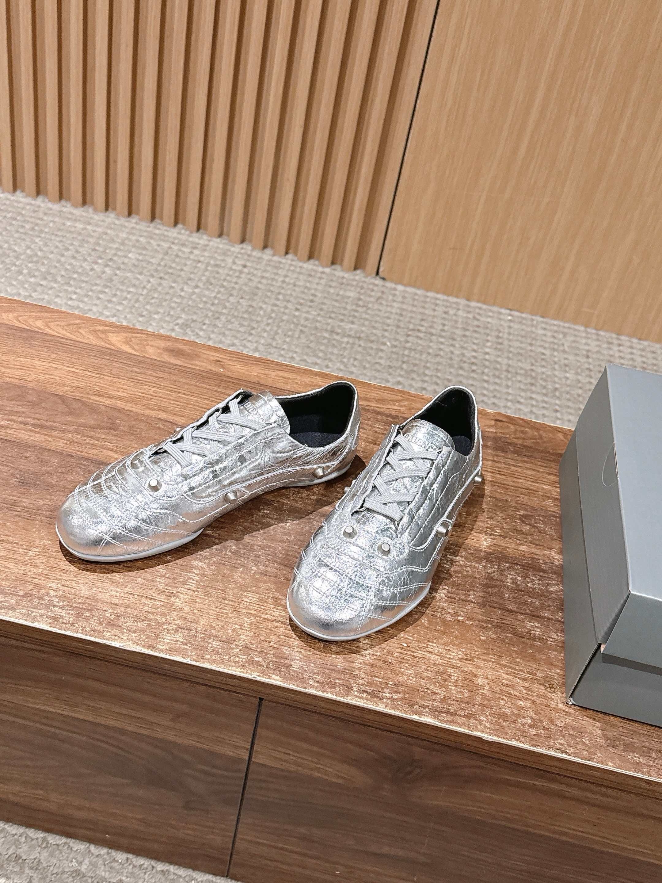 Кеды женские Balenciaga Soccer серебристого цвета
