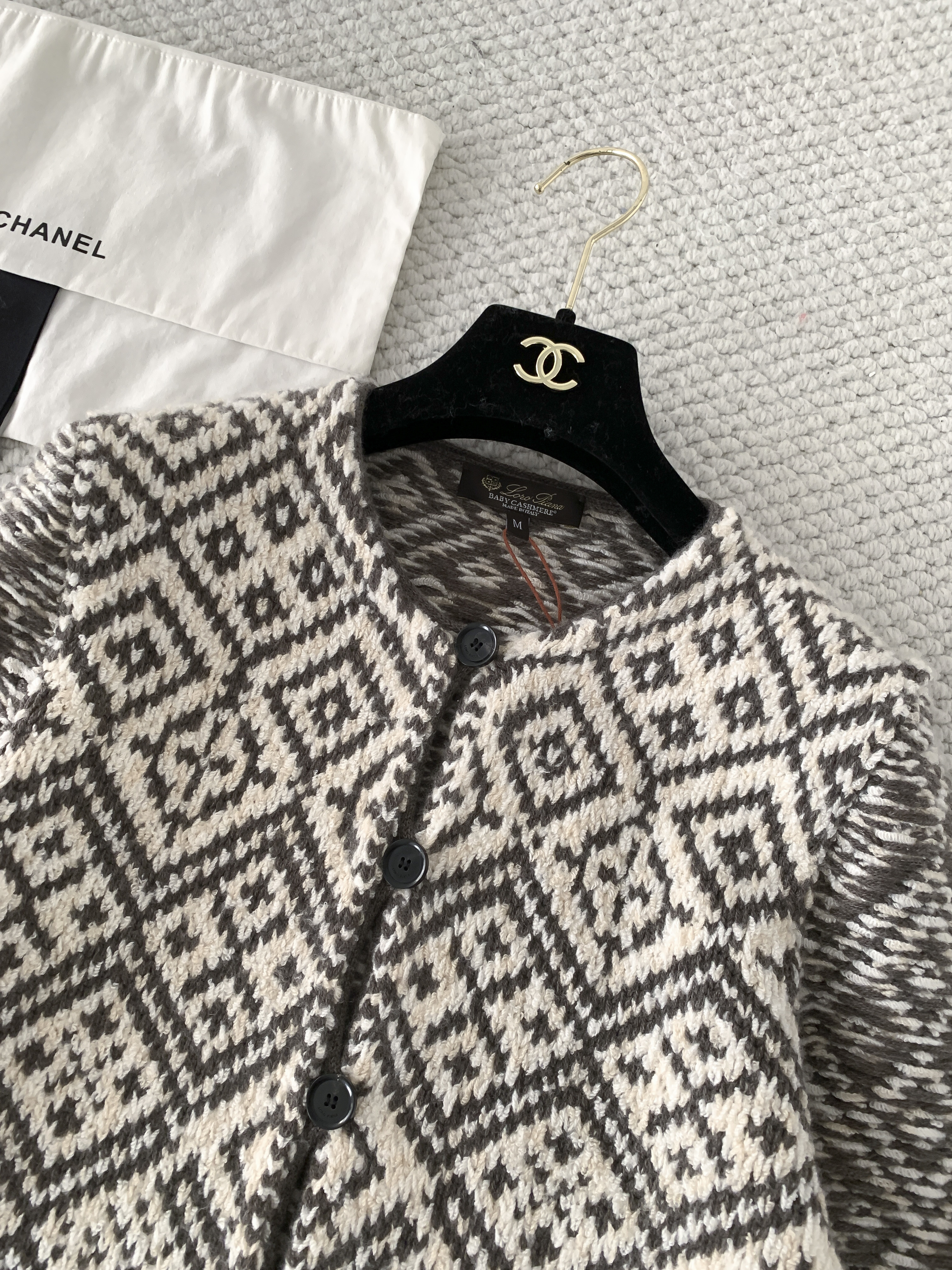 Кардиган женский в стиле Loro Piana с жаккардовым узором бежево-коричневого цвета