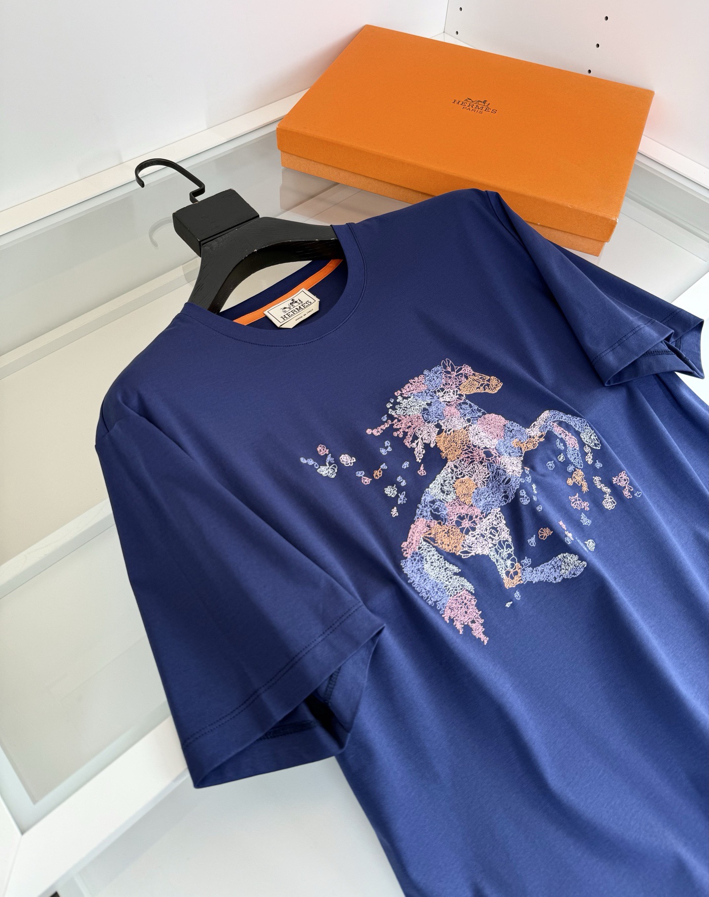 Футболка мужская в стиле Hermes синего цвета с вышивкой