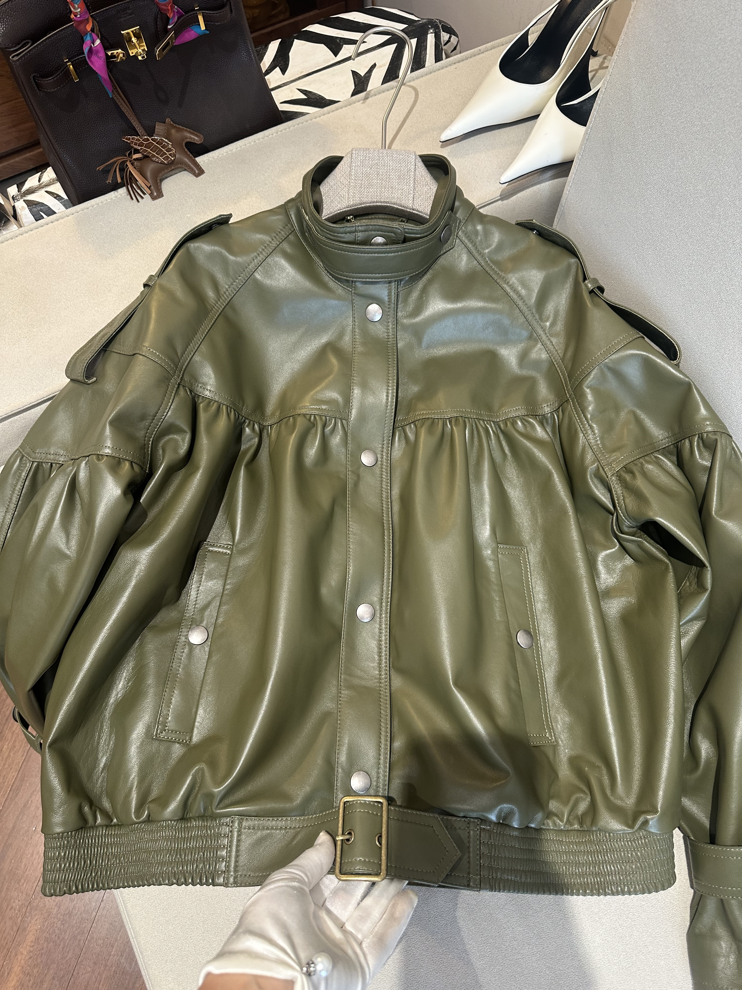 Куртка женская Chloé оливкового цвета с объёмным силуэтом