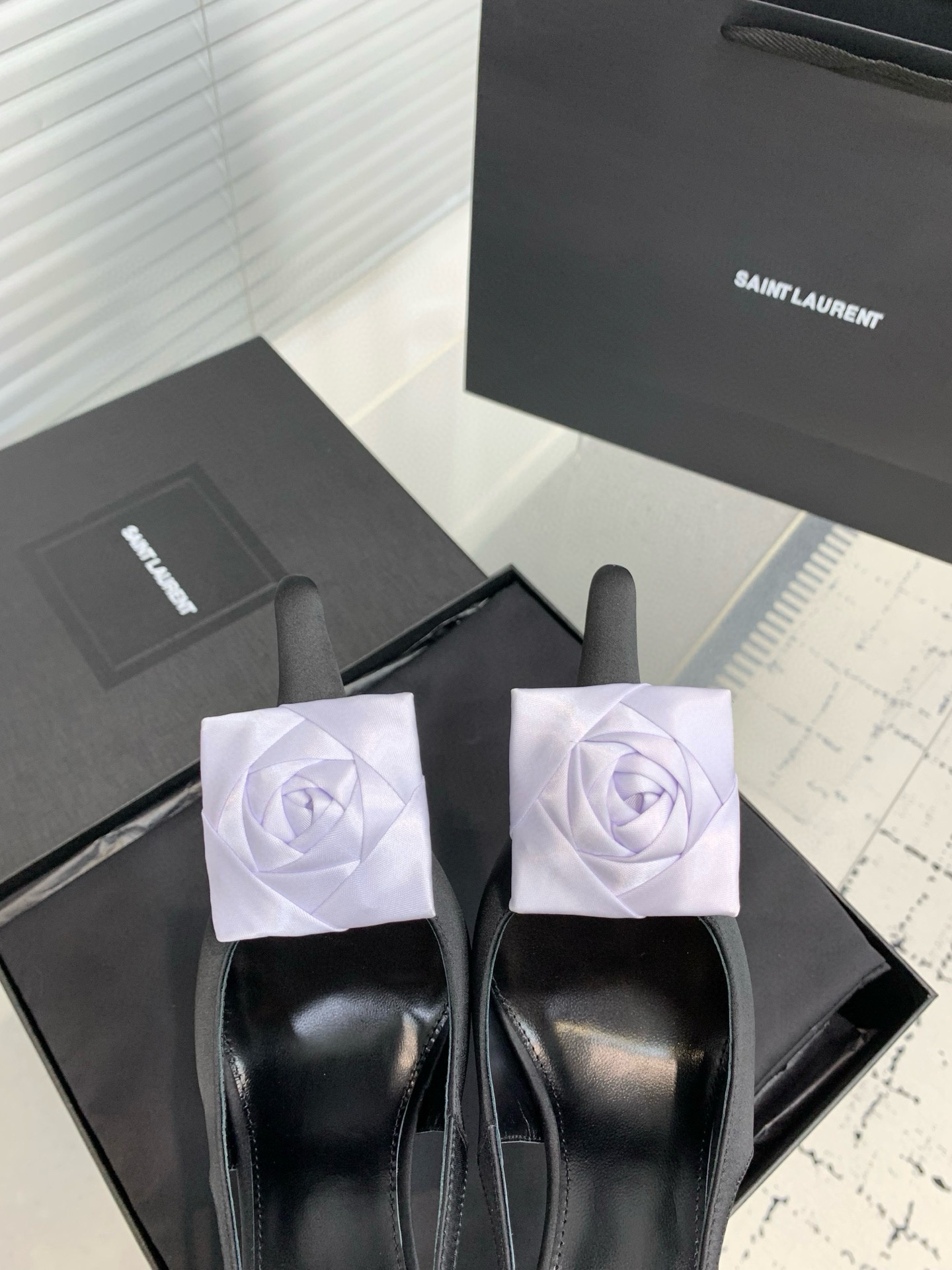 Туфли женские Saint Laurent с цветком slingback чёрного цвета с белым декором