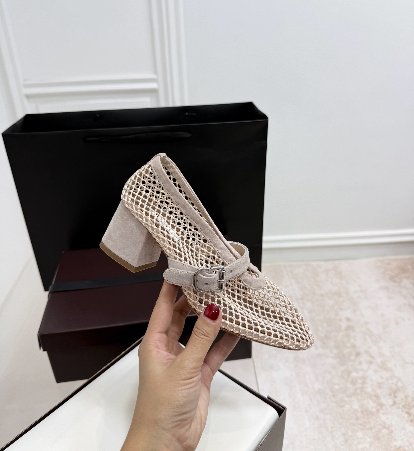 Туфли женские Alaïa бежевого цвета