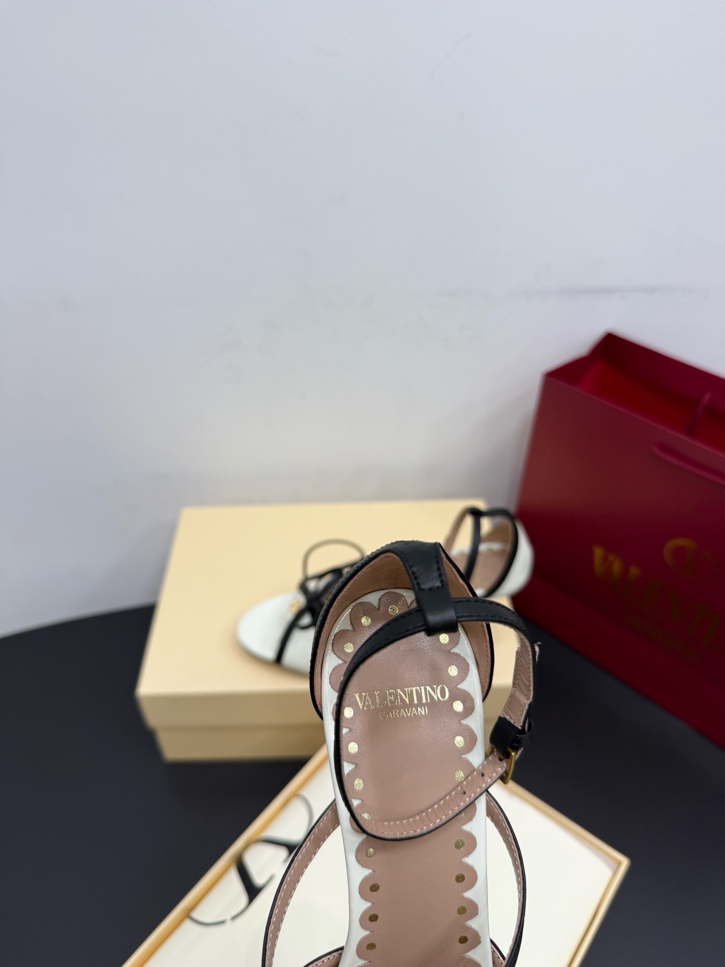 Босоножки женские в стиле Valentino Garavani бело-черного цвета