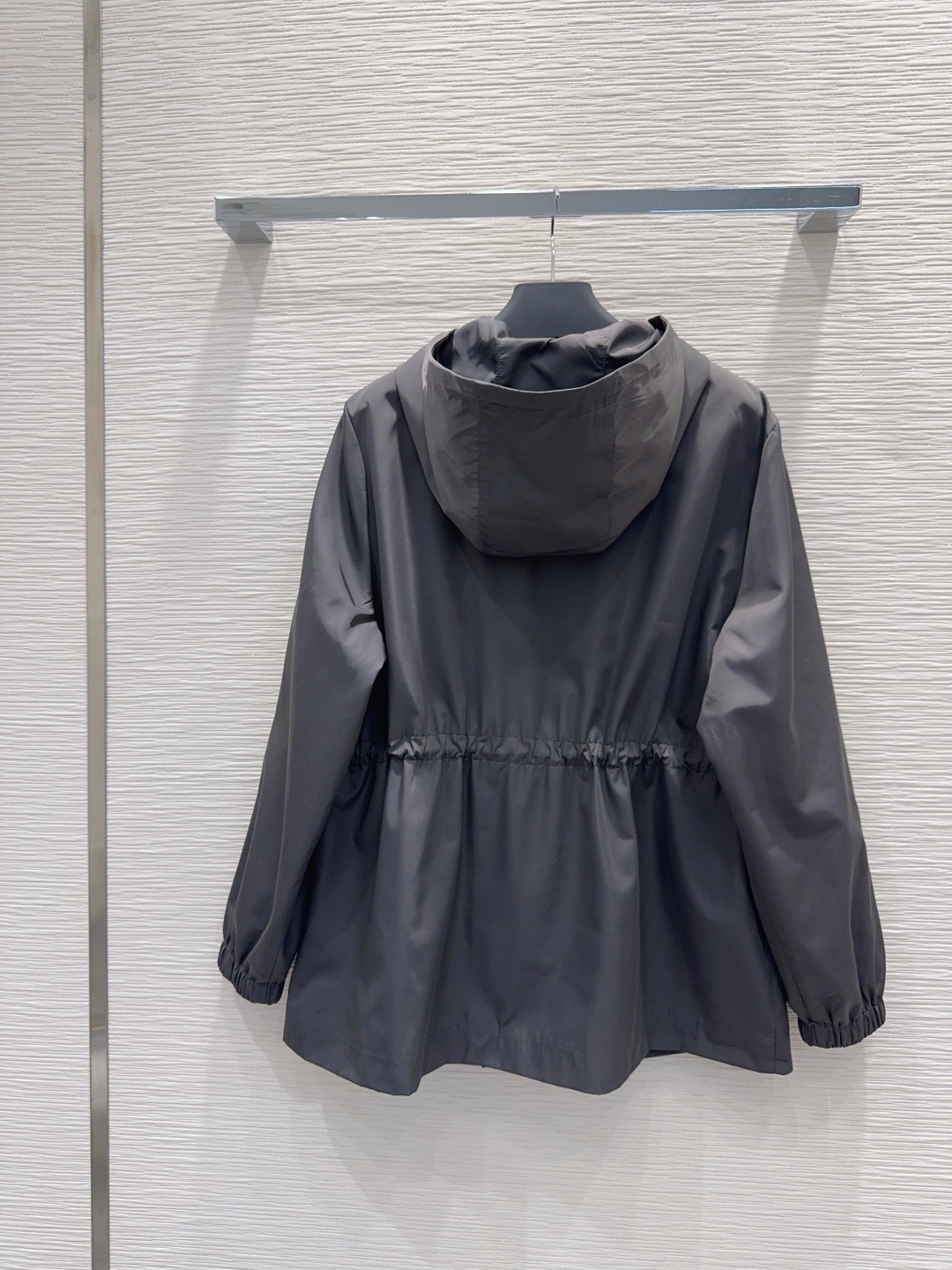 Куртка женская Prada серого цвета с капюшоном