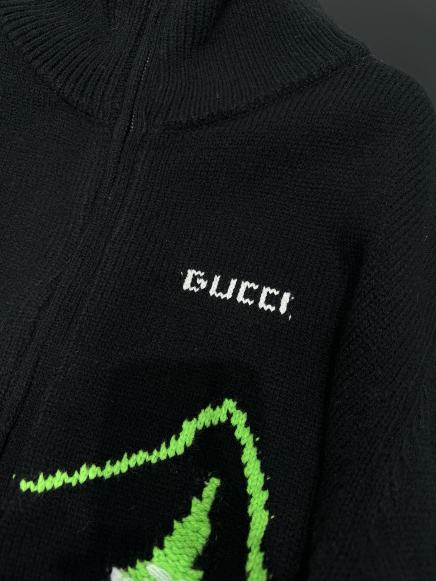 Куртка вязаная мужская в стиле Gucci из шерстяного трикотажа чёрно-белого цвета с жаккардовым узором