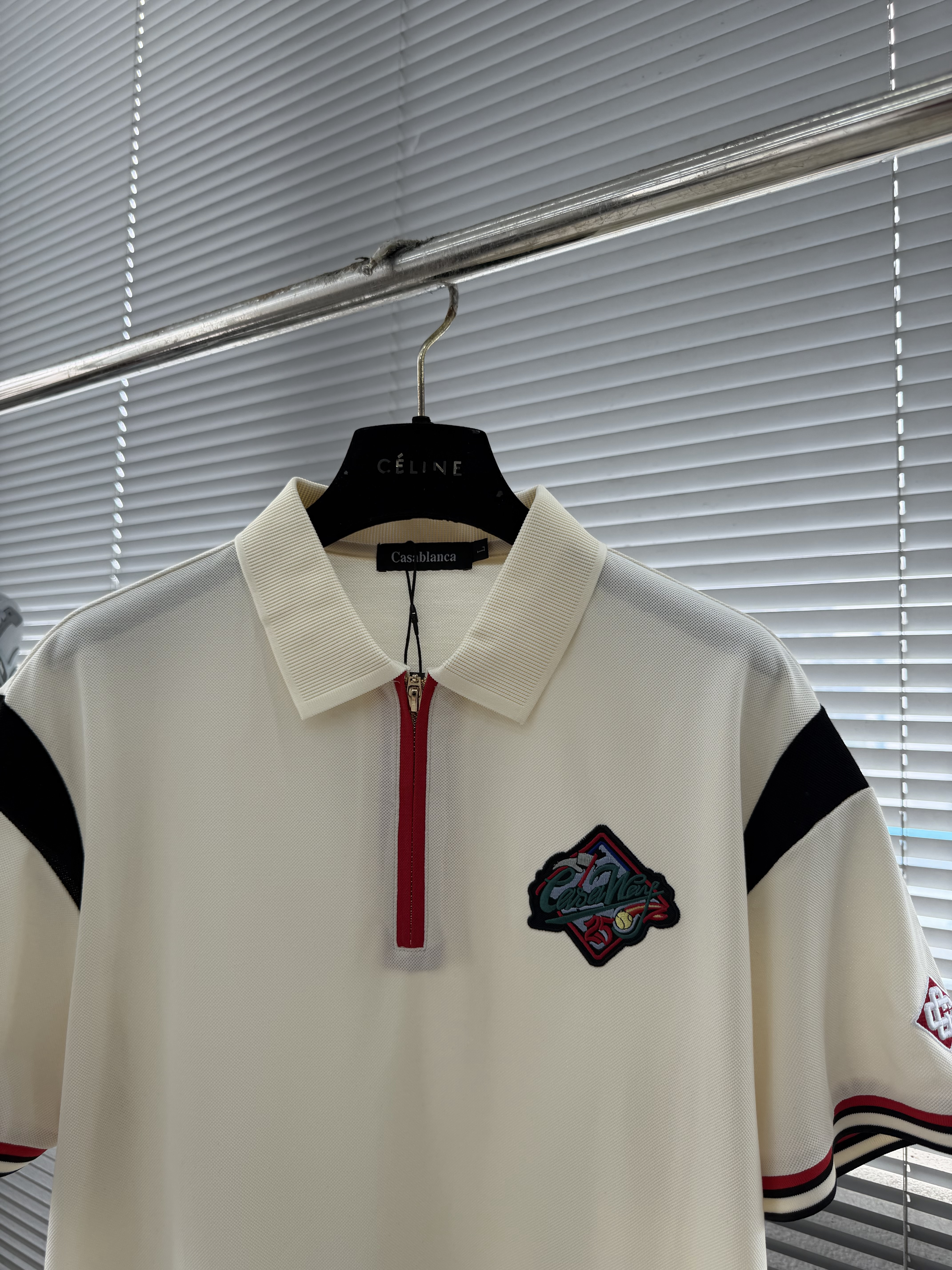 Поло мужское в стиле Casablanca из хлопка молочного цвета с вышивкой и молнией