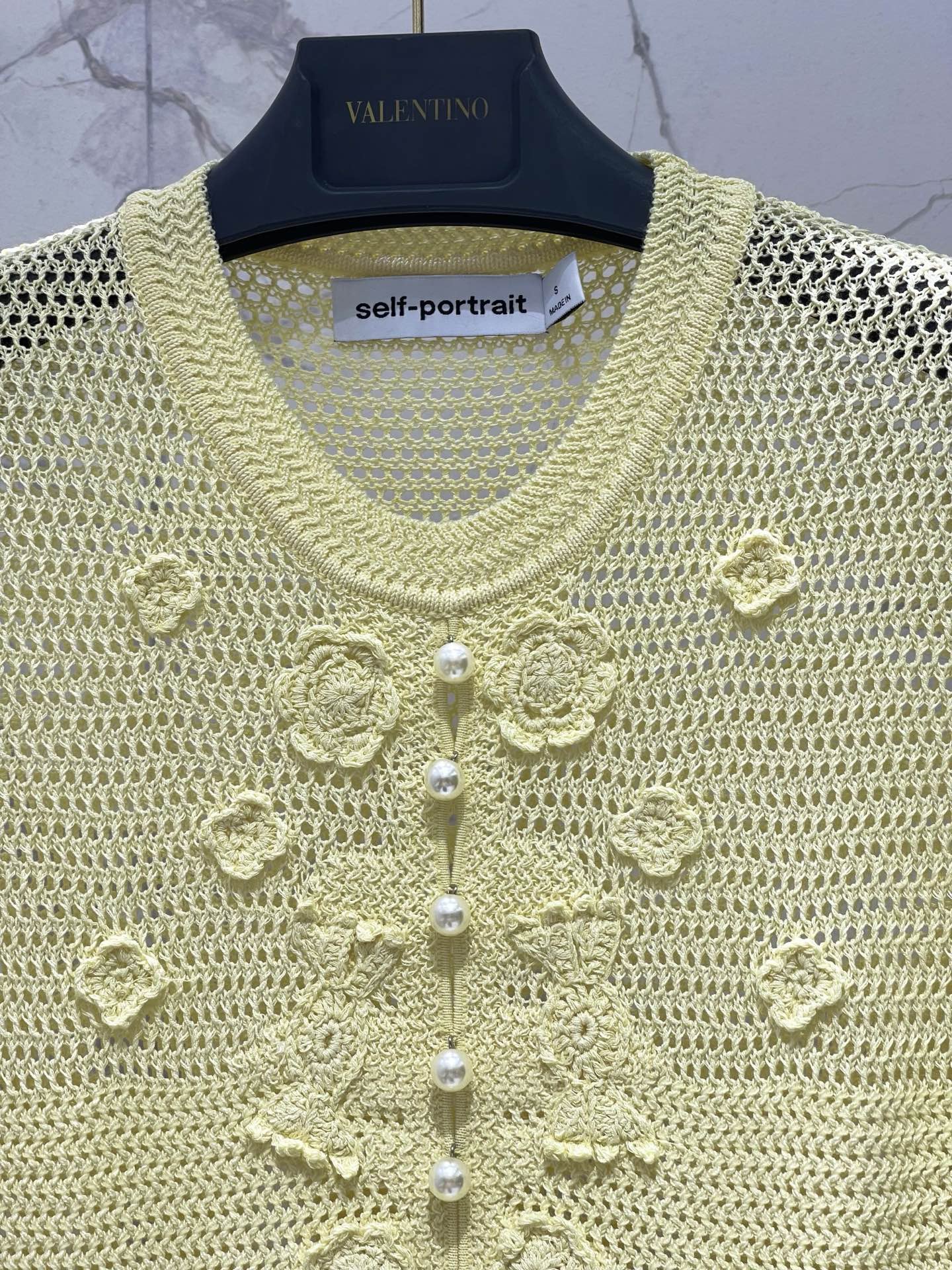 Платье женское в стиле Self-Portrait вязаное жёлтого цвета с декором