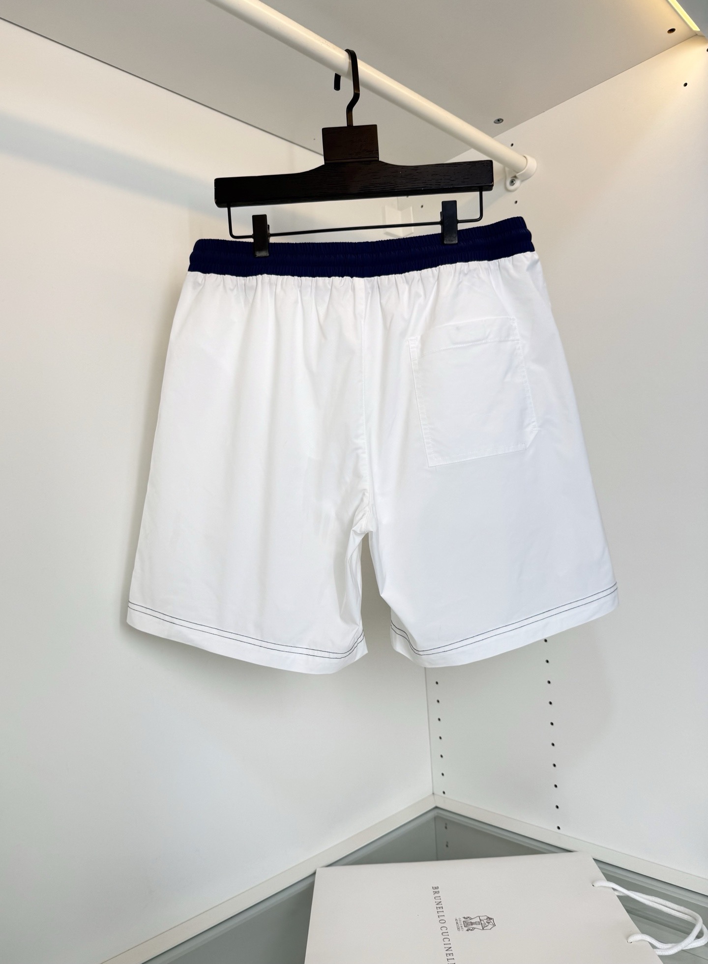 Шорты мужские в стиле Brunello Cucinelli белого цвета с контрастным поясом (пляжные)