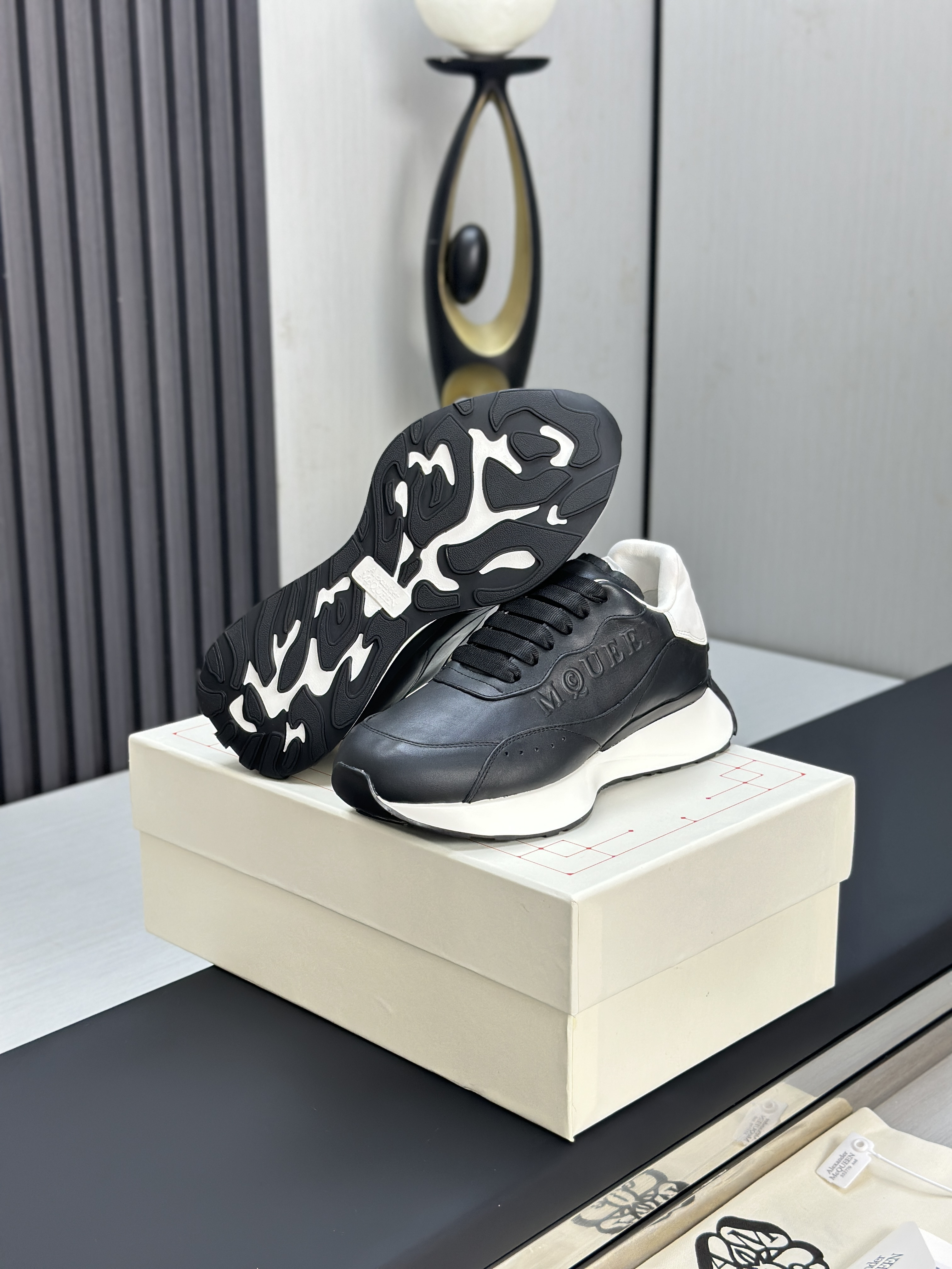 Кроссовки в стиле Alexander McQueen чёрного цвета с боковым логотипом