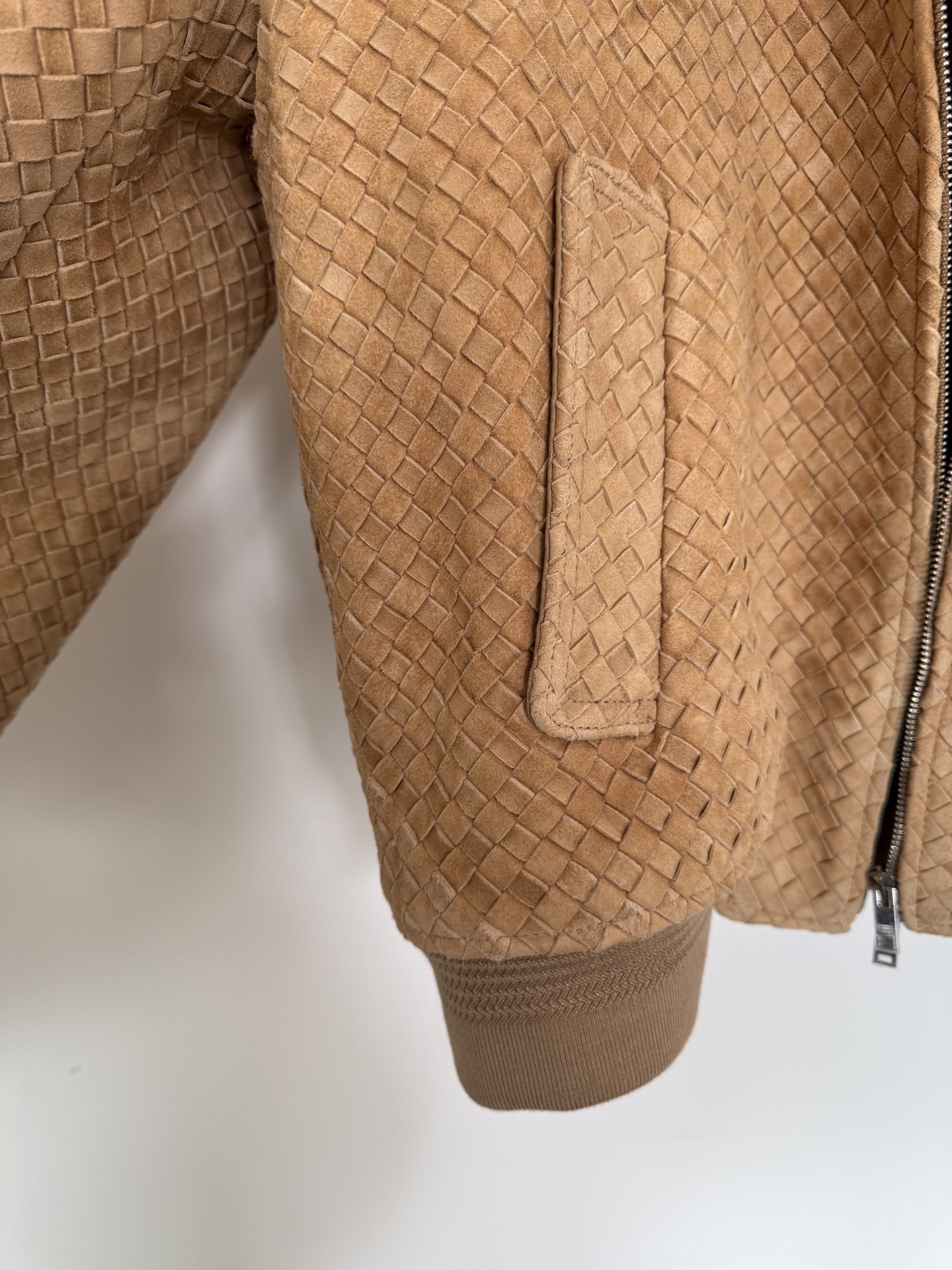 Куртка мужская в стиле Bottega Veneta  цвета кэмел с плетением Intrecciato