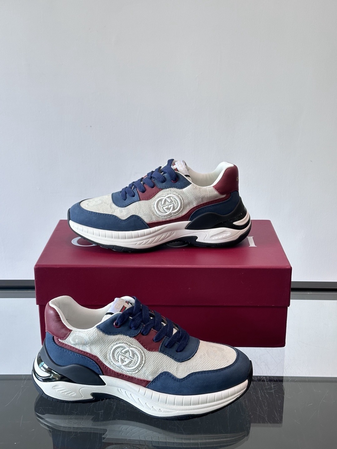 Кроссовки мужские в стиле Gucci бело-сине-красного цвета