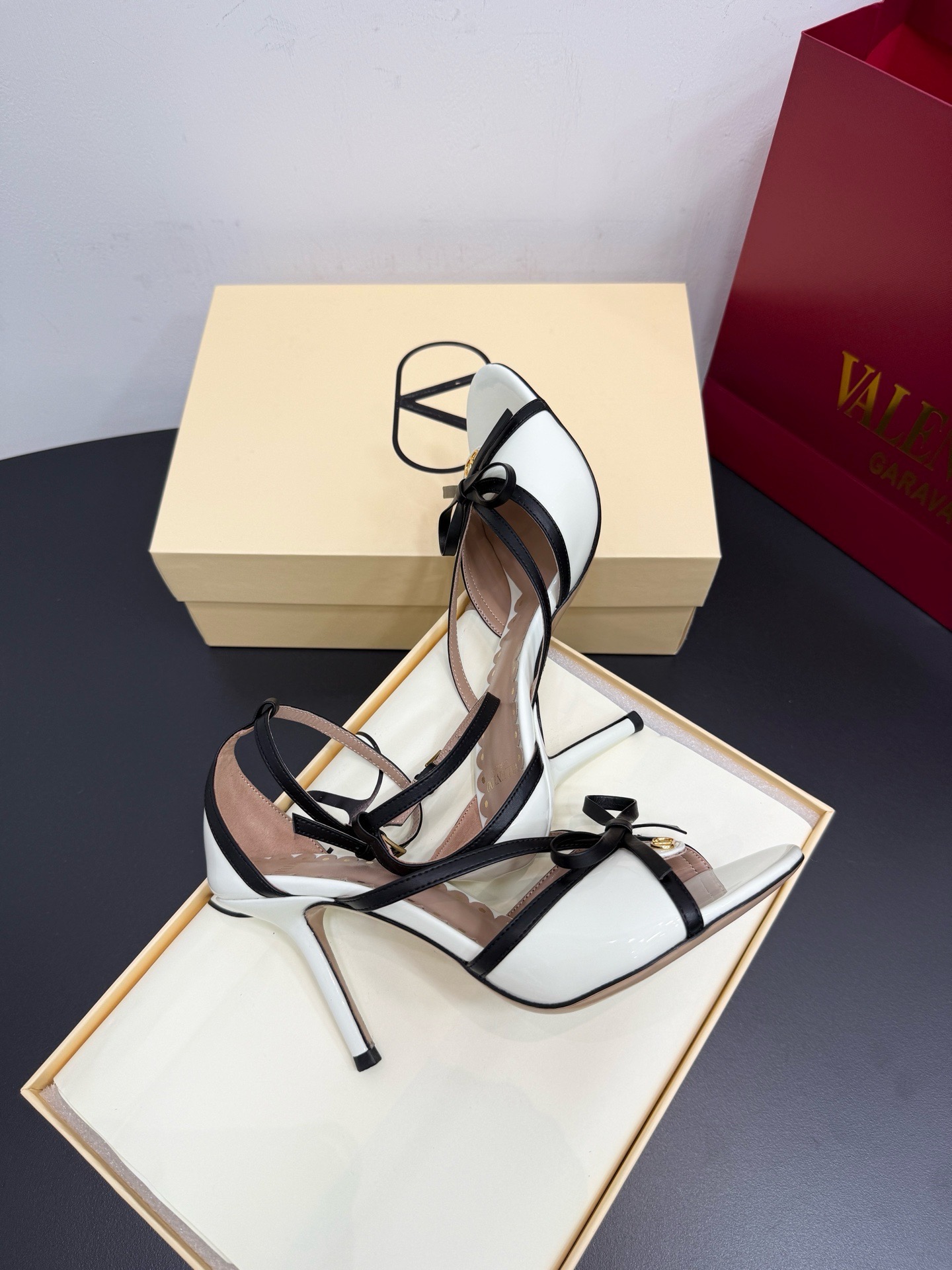 Босоножки женские в стиле Valentino Garavani бело-черного цвета