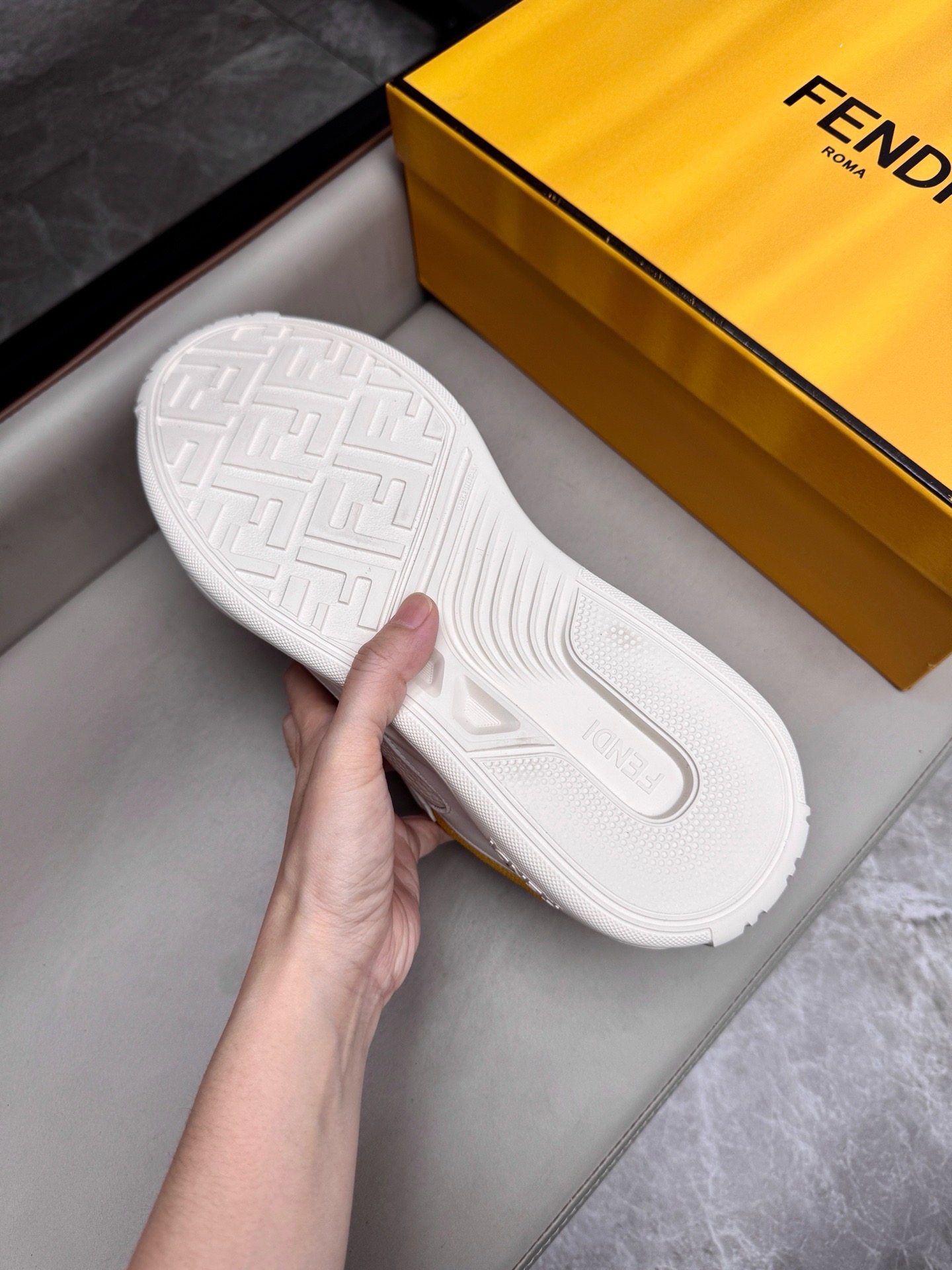 Кроссовки мужские в стиле Fendi бежевого цвета с жёлтыми акцентами