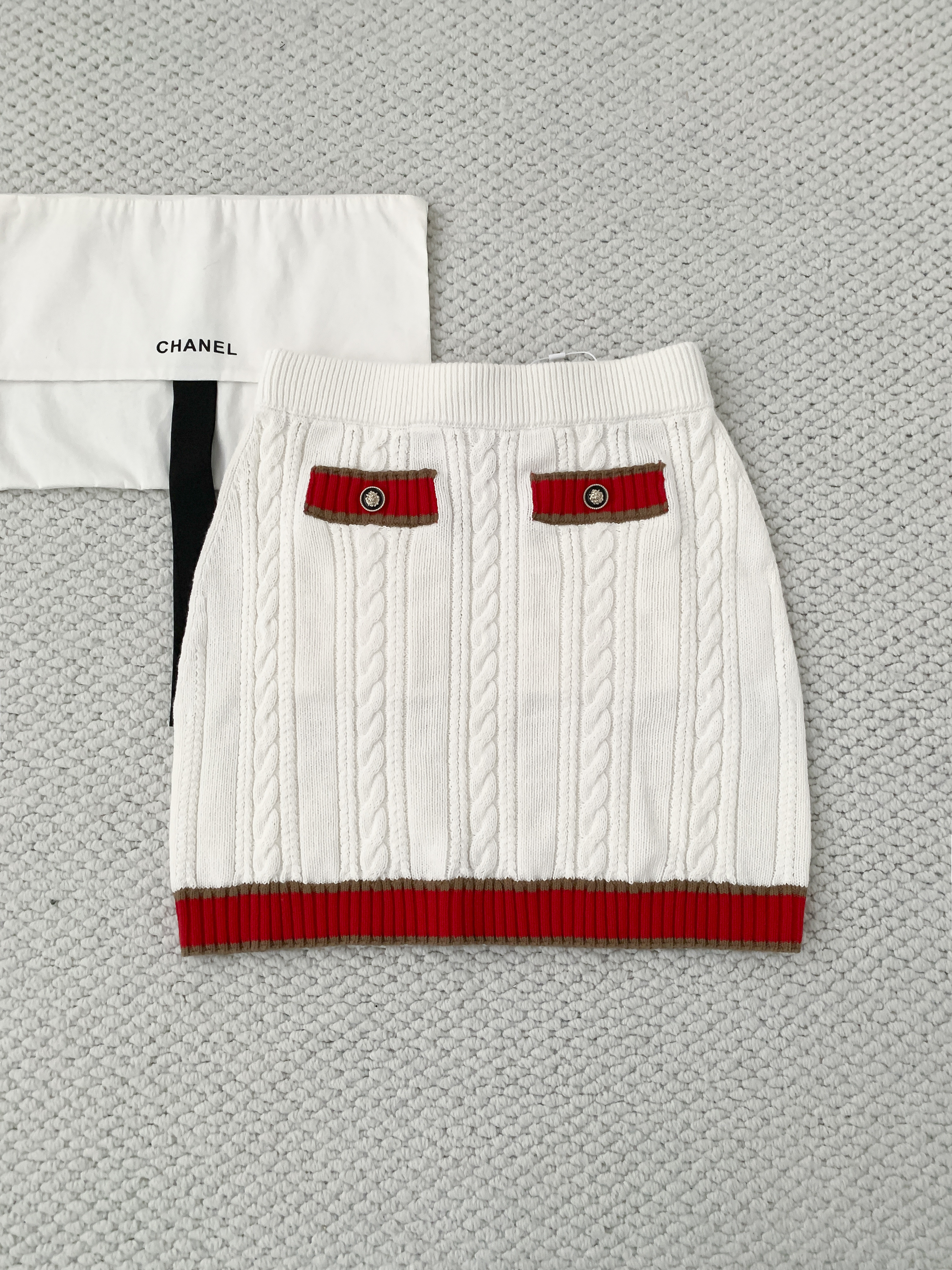 Костюм женский в стиле Chanel белого цвета с юбкой и кардиганом