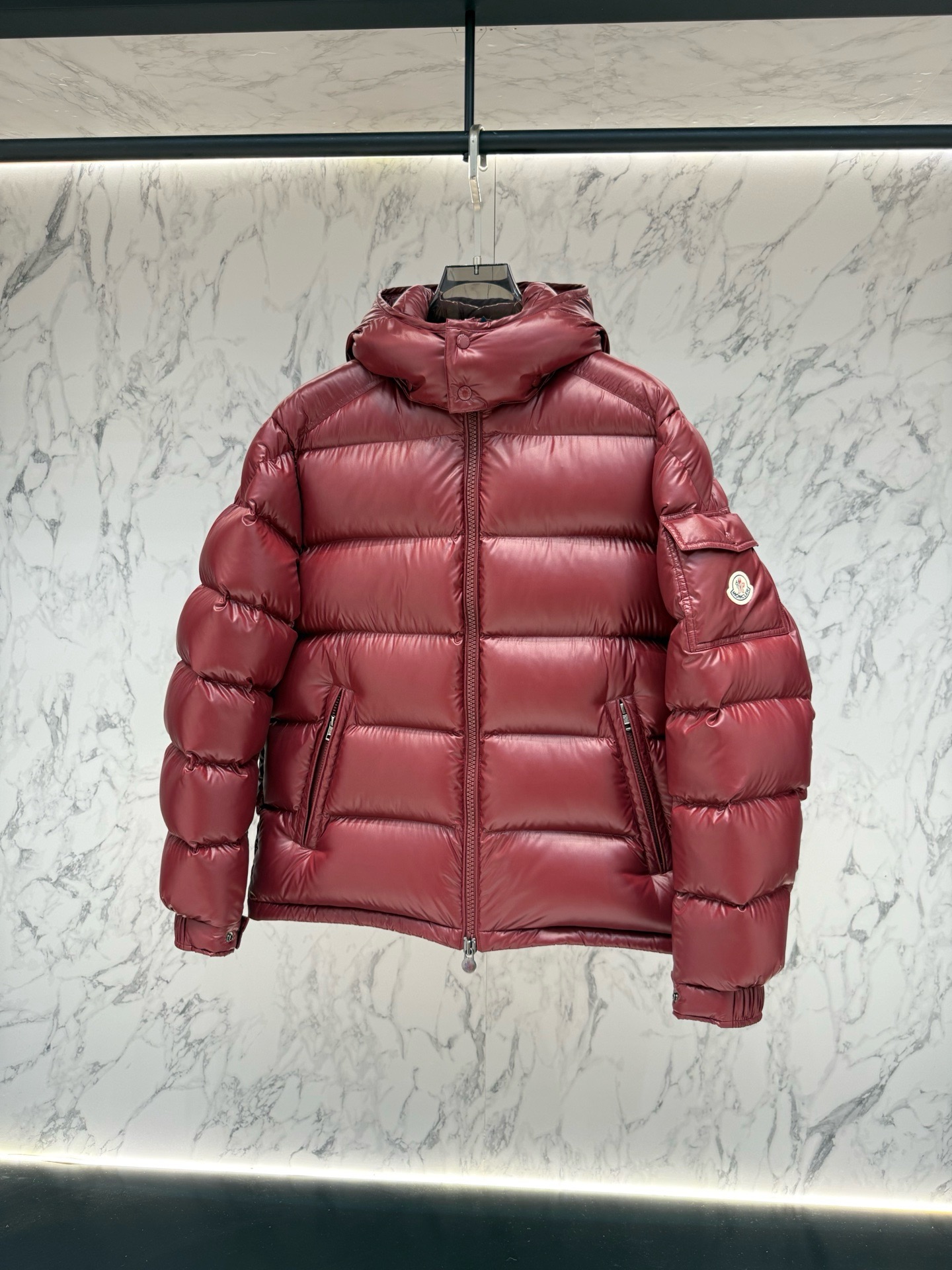 Пуховик мужской Moncler Maya бордового цвета с капюшоном и натуральным пухом