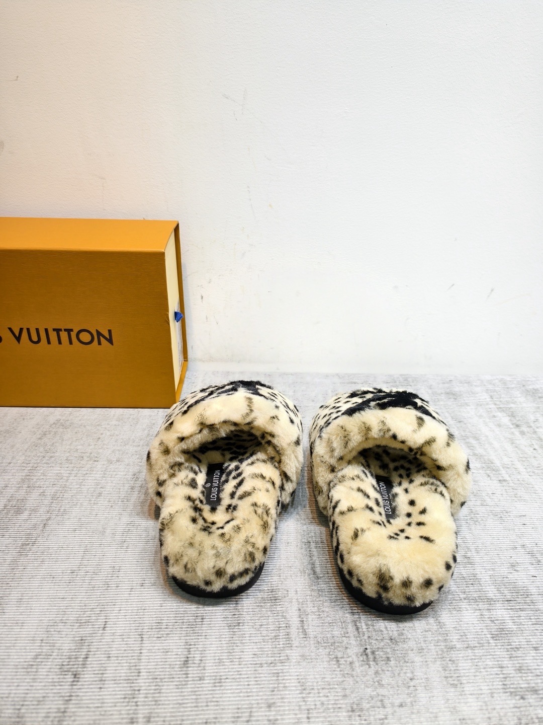 Шлепанцы женские Louis Vuitton светло-бежевого цвета