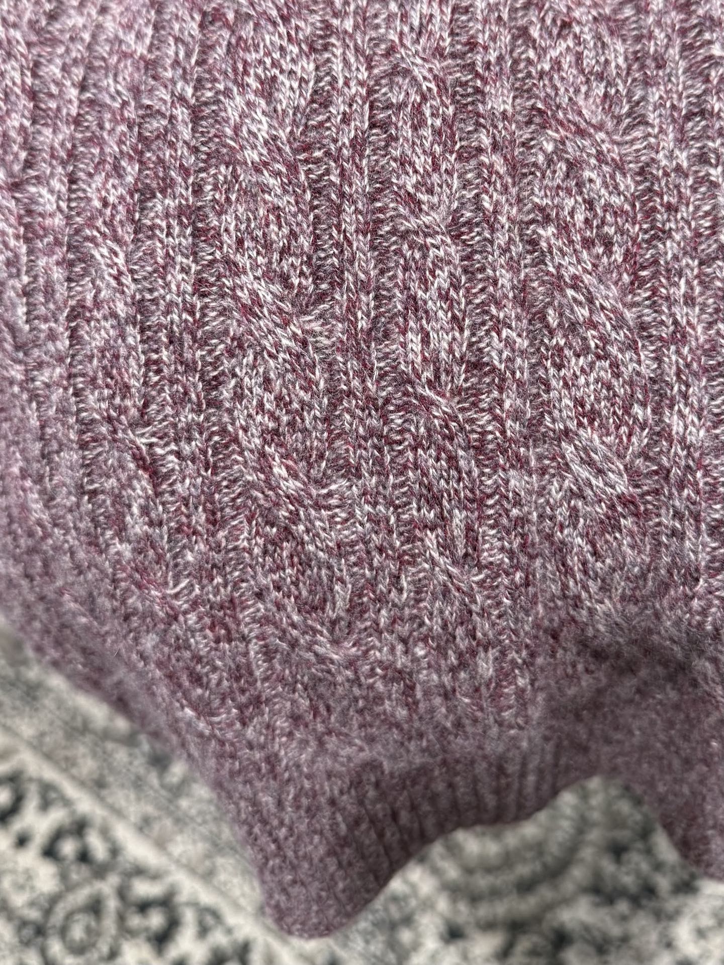 Свитер мужской в стиле Loro Piana Treccia из 100% шерсти розово-сливового цвета