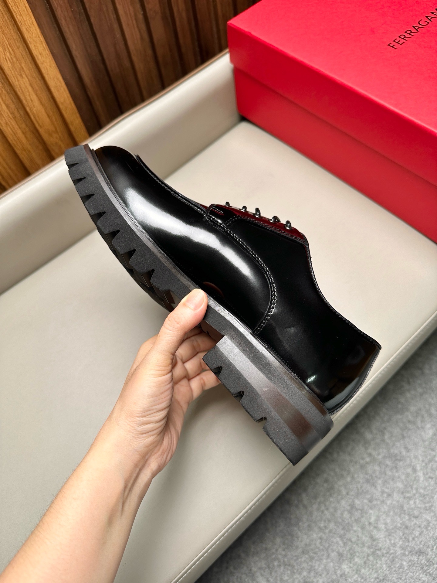 Дерби мужские Ferragamo Italo чёрного цвета на массивной подошве