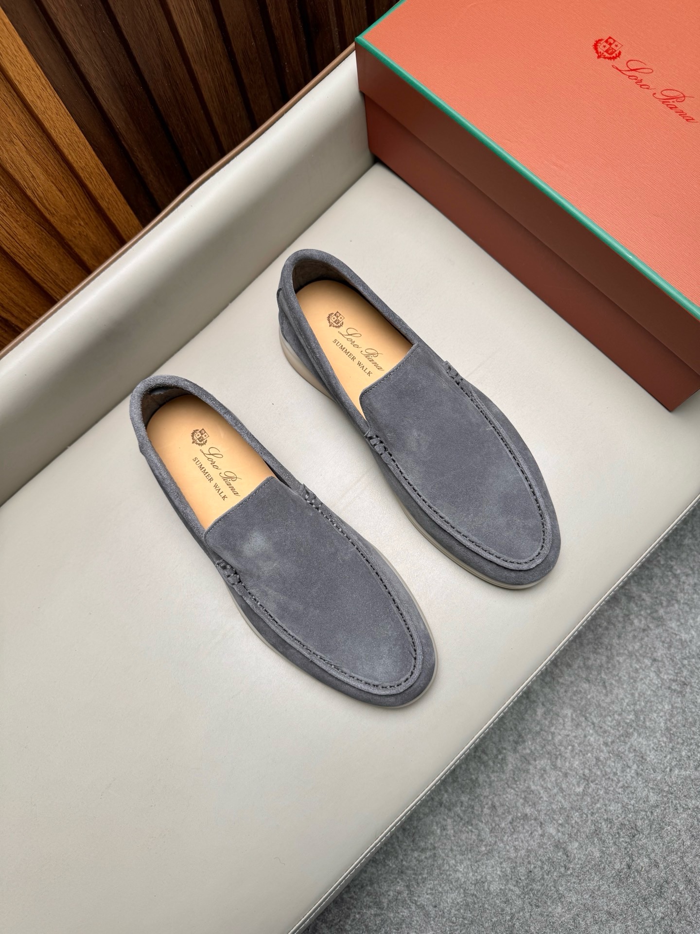 Лоферы унисекс в стиле Loro Piana из натуральной замши серого цвета