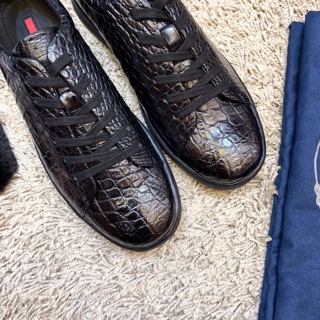 Кроссовки мужские Prada из кожи крокодила чёрного цвета