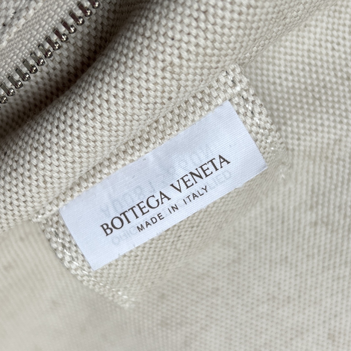 Чемодан для ручной клади в стиле Bottega Veneta из плетёной натуральной кожи чёрного цвета