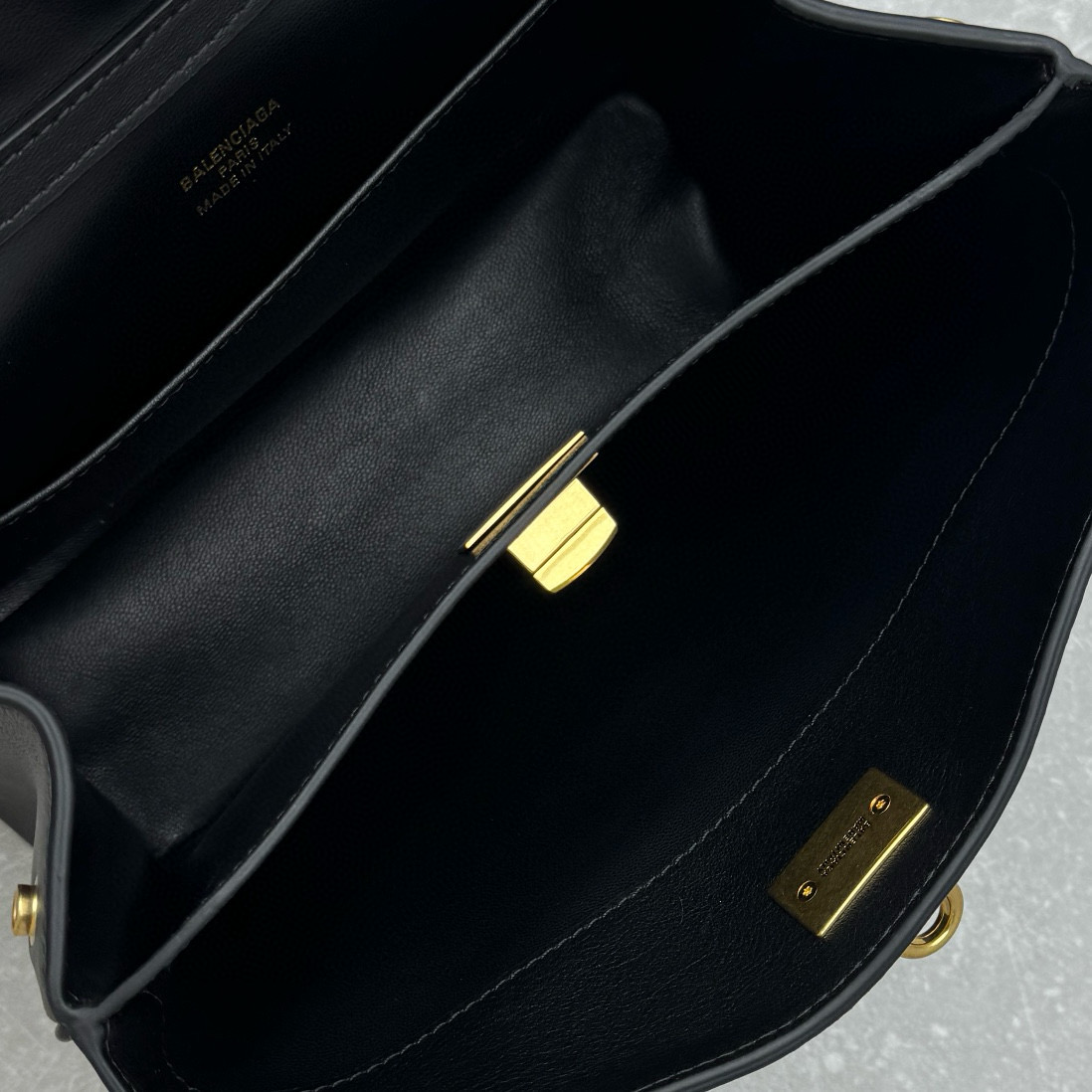 Сумка женская Balenciaga Rodeo Mini чёрного цвета с золотистой фурнитурой