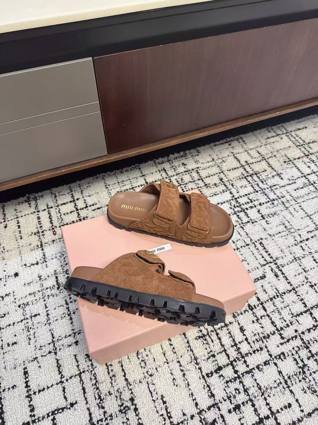 Шлёпанцы женские в стиле Miu Miu бежево-коричневого цвета