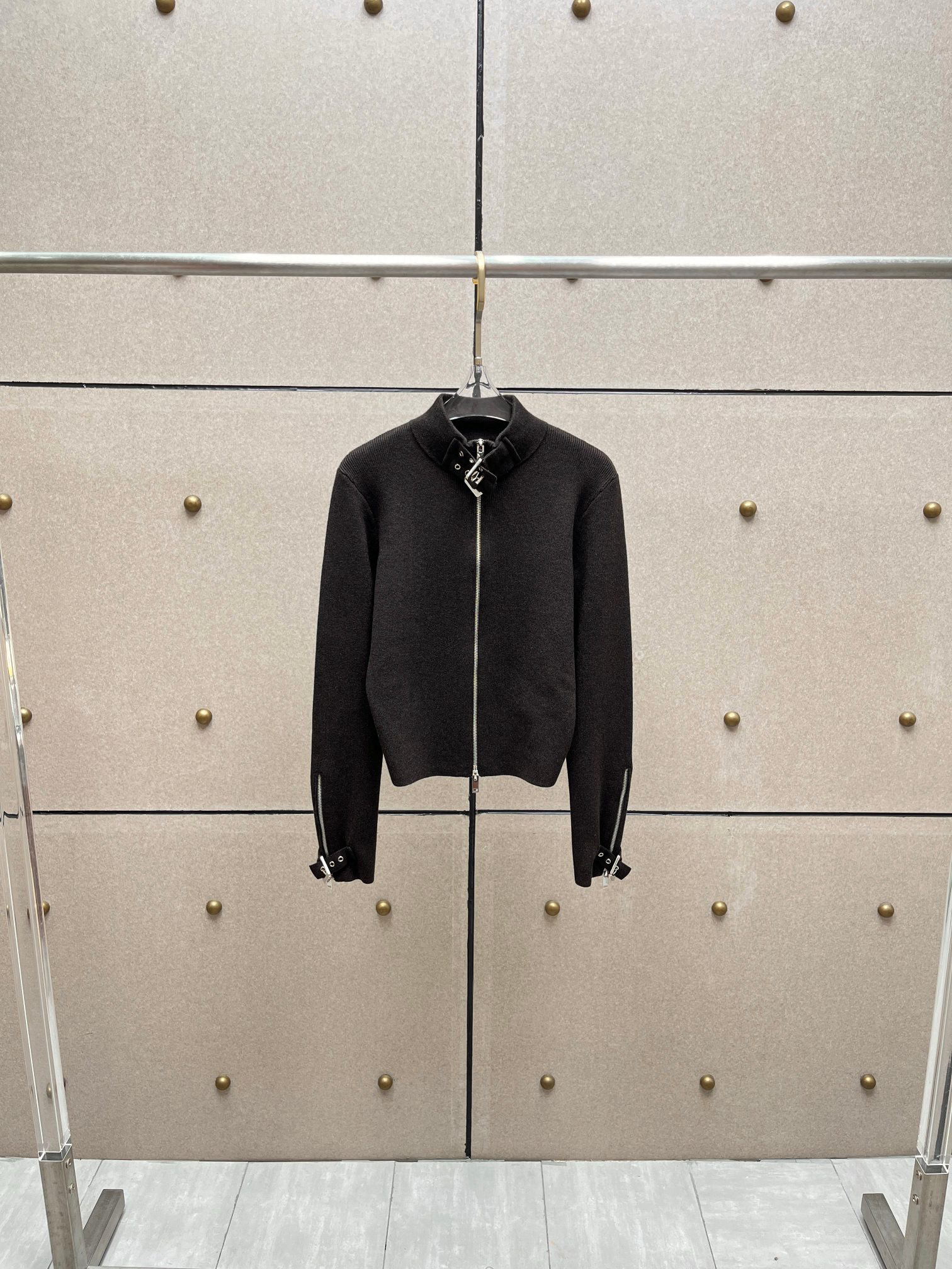 Кофта женская на молнии в стиле Magda Butrym из шерстяного трикотажа  чёрного цвета с металлической фурнитурой