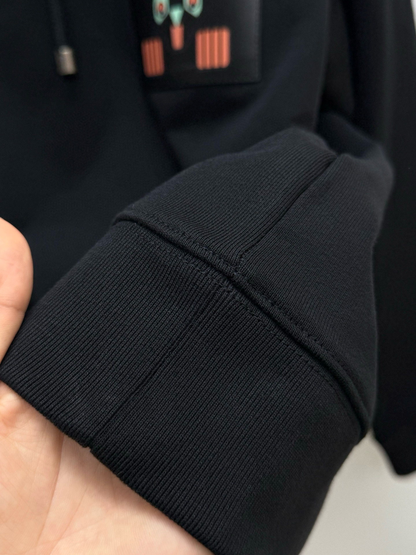 Худи мужское в стиле Loewe Loe из махрового хлопка чёрного цвета с кожаным накладным карманом