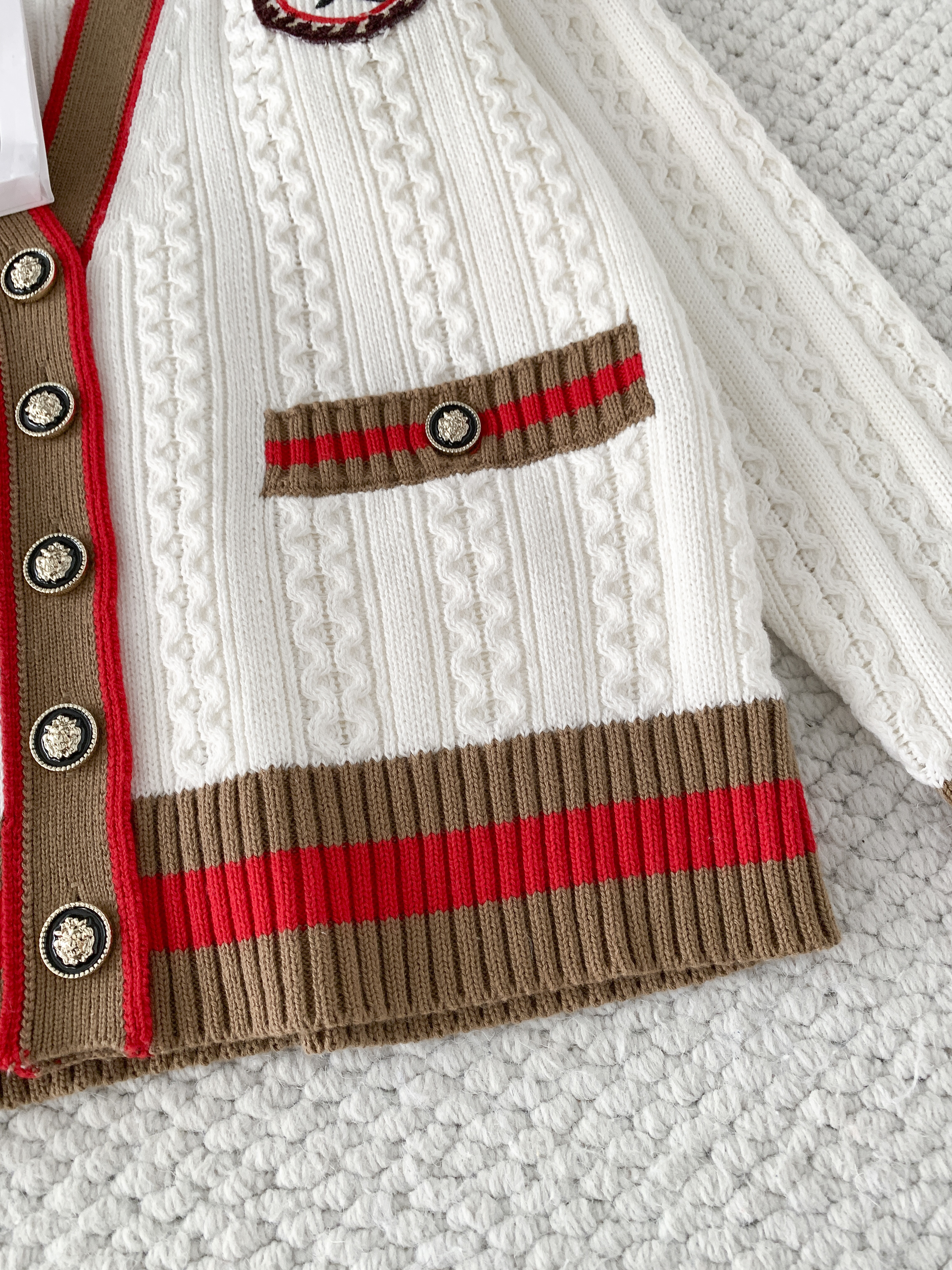 Кардиган женский в стиле Chanel белого цвета с контрастной отделкой