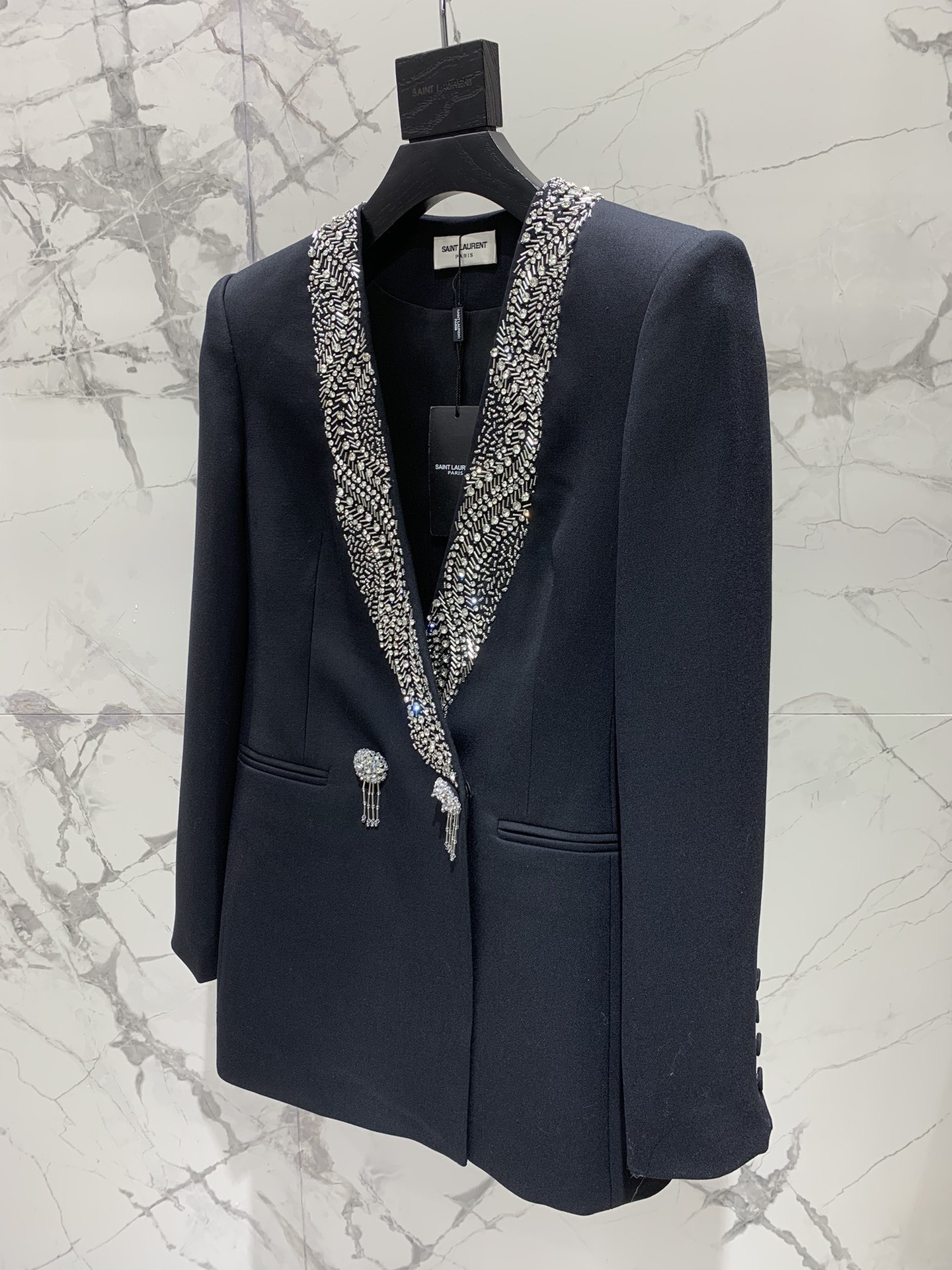 Платье-пиджак женское в стиле Saint Laurent из плотной костюмной ткани тёмно-синего цвета с жемчужным декором