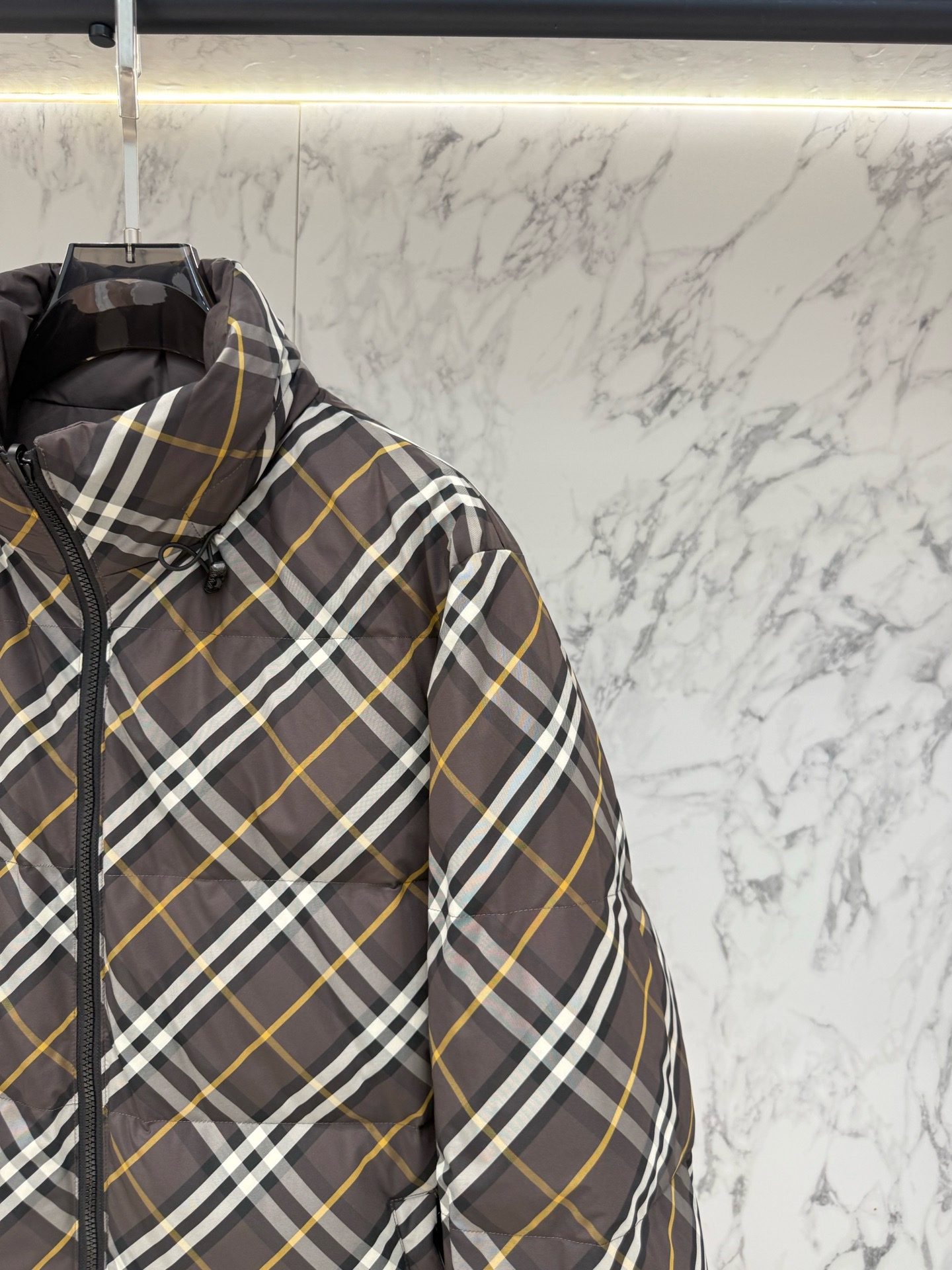 Пуховик мужской Burberry двусторонний коричневого цвета с фирменной клеткой и натуральным пухом