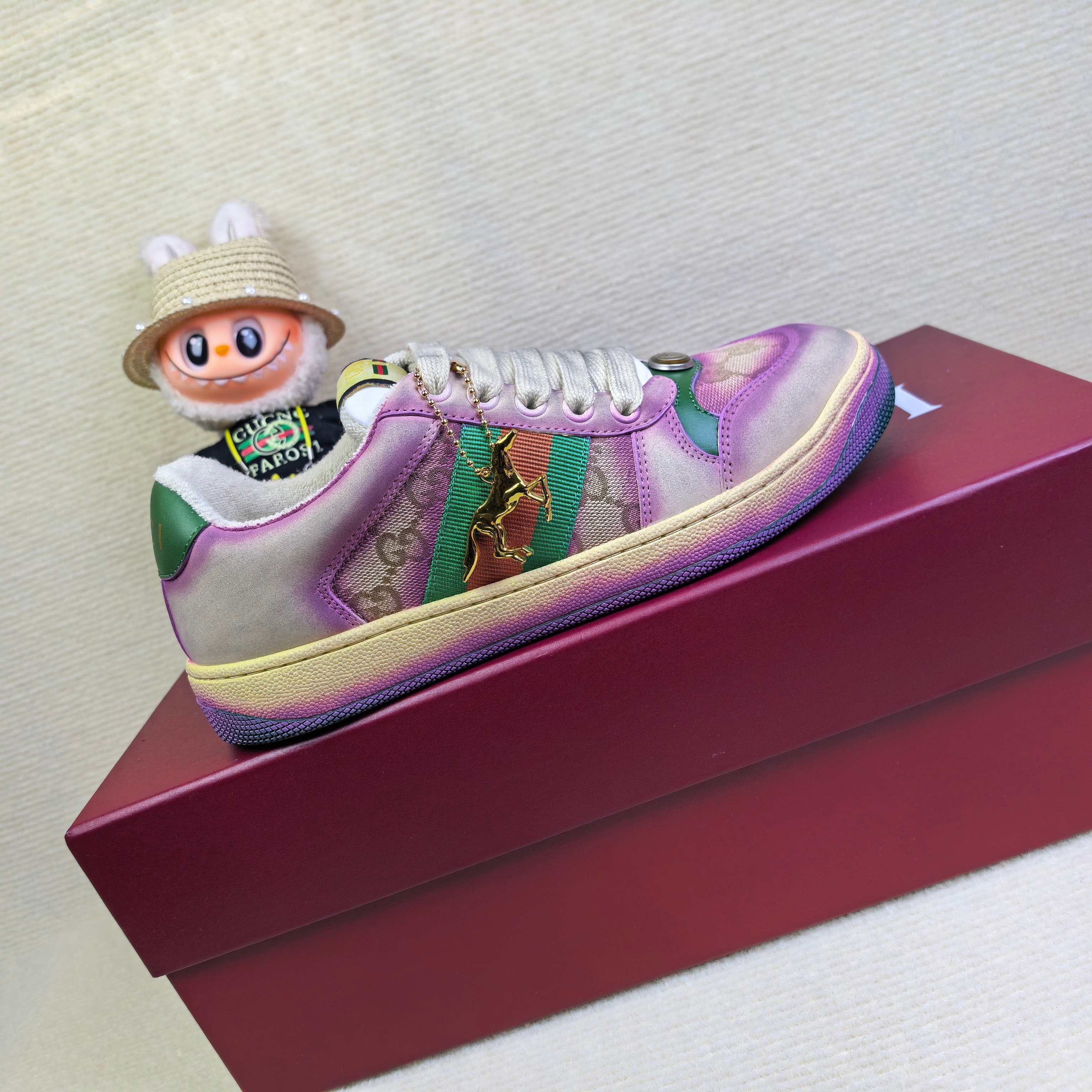 Кроссовки унисекс в стиле Gucci с градиентным переливом и декоративной подвеской