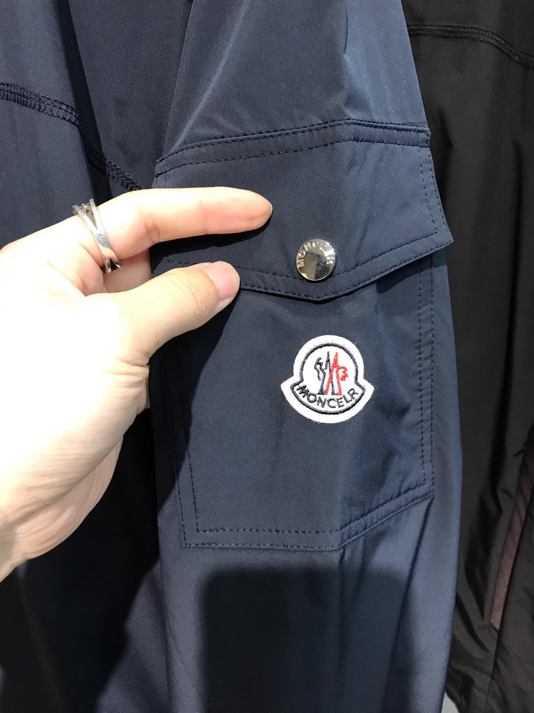 Куртка мужская в стиле Moncler с капюшоном из технологичной ткани Pertex тёмно-синего цвета