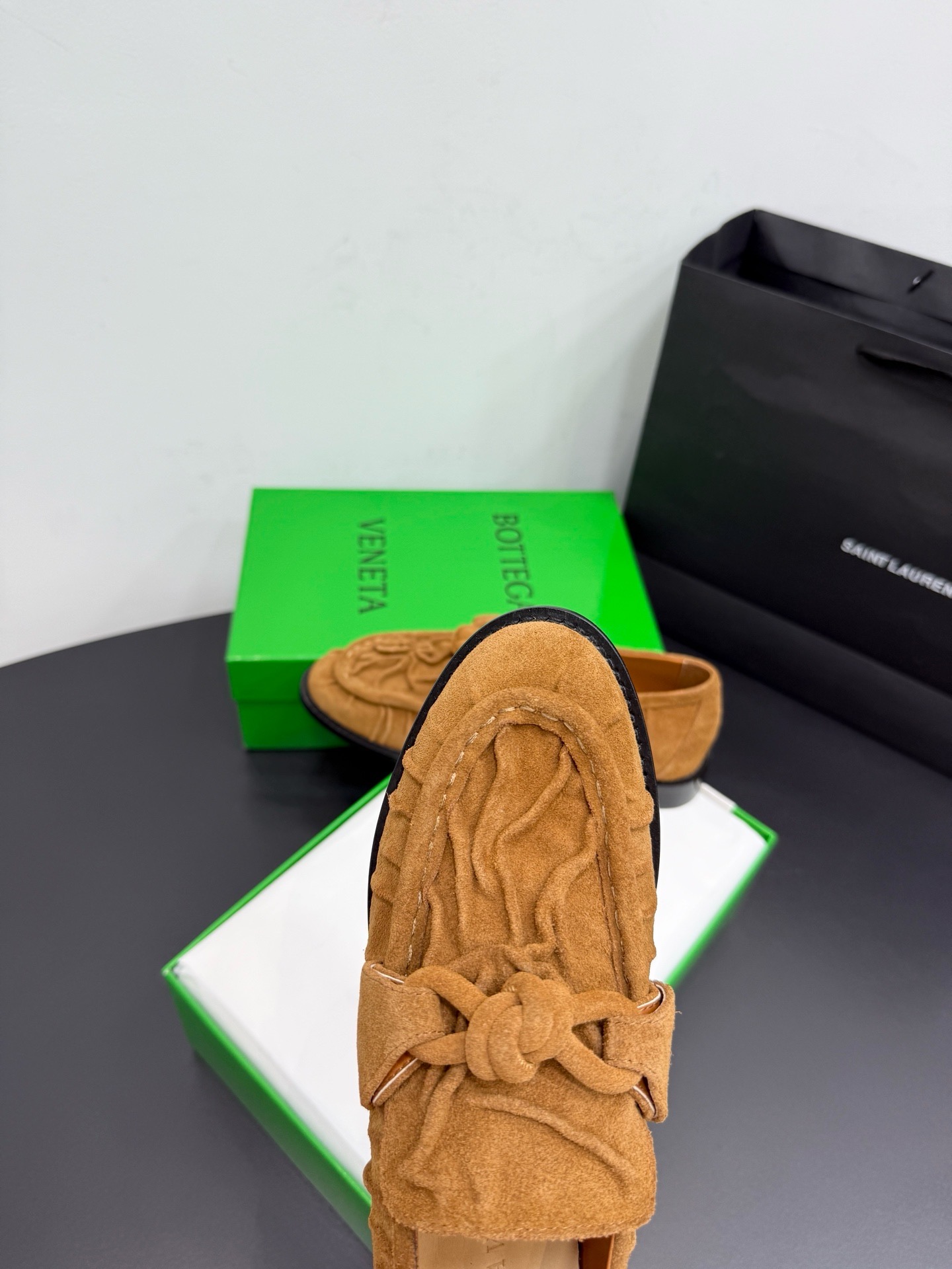 Лоферы женские в стиле Bottega Veneta Astaire бежевого цвета