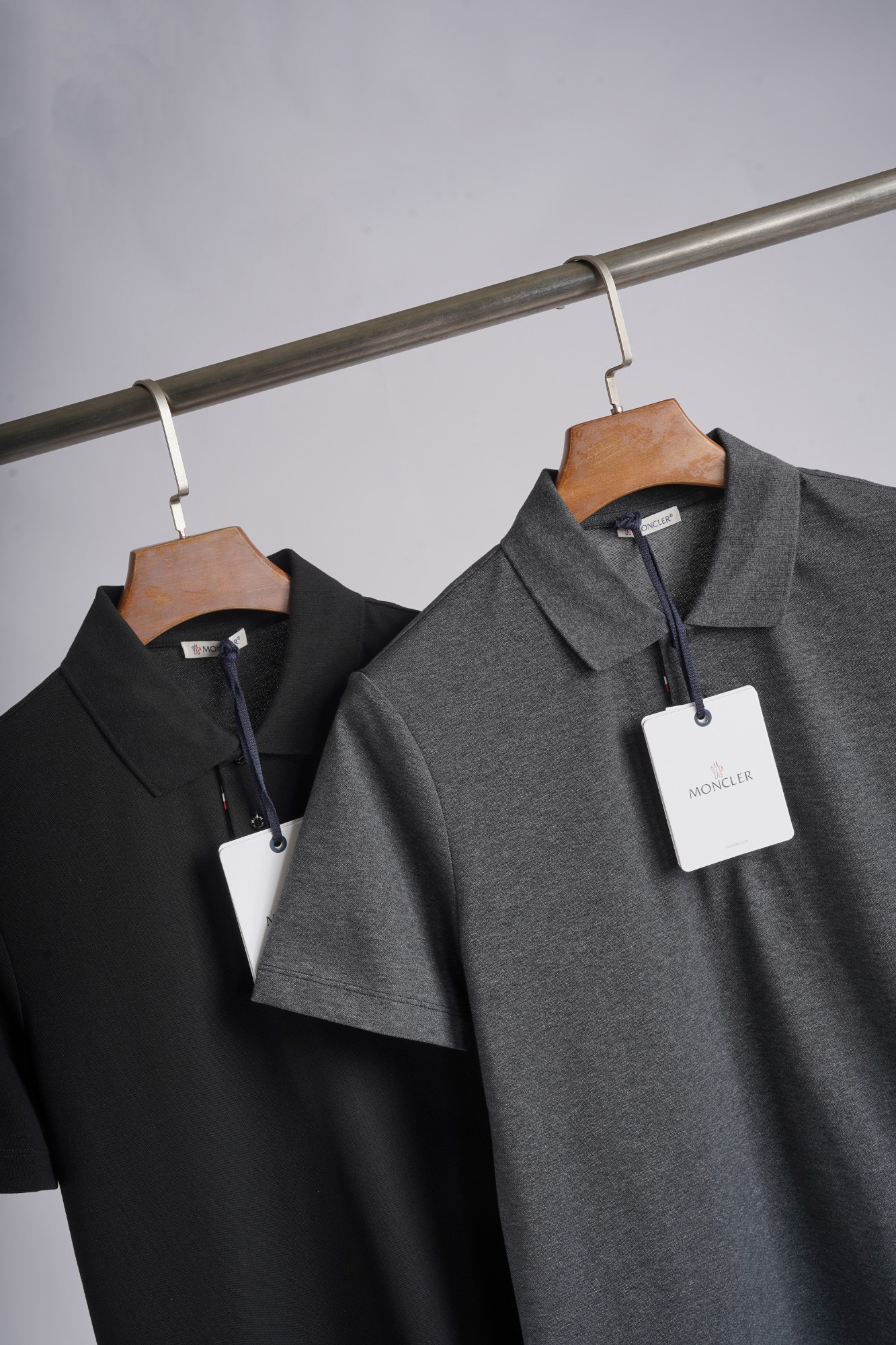 Поло унисекс в стиле Moncler из натурального хлопка черного цвета с логотипом